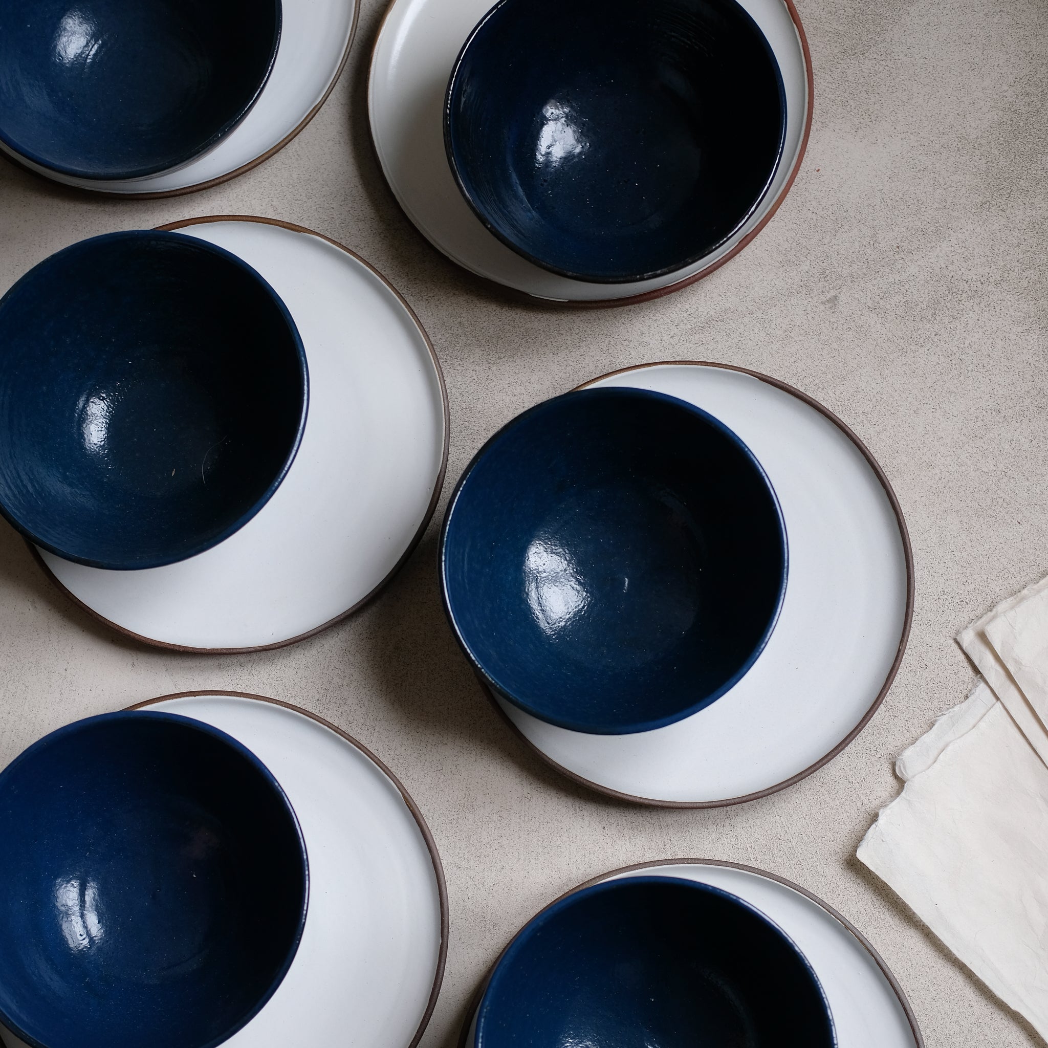 Assiette en grès par la céramiste Gaëlle Le Doledec chez Brutal