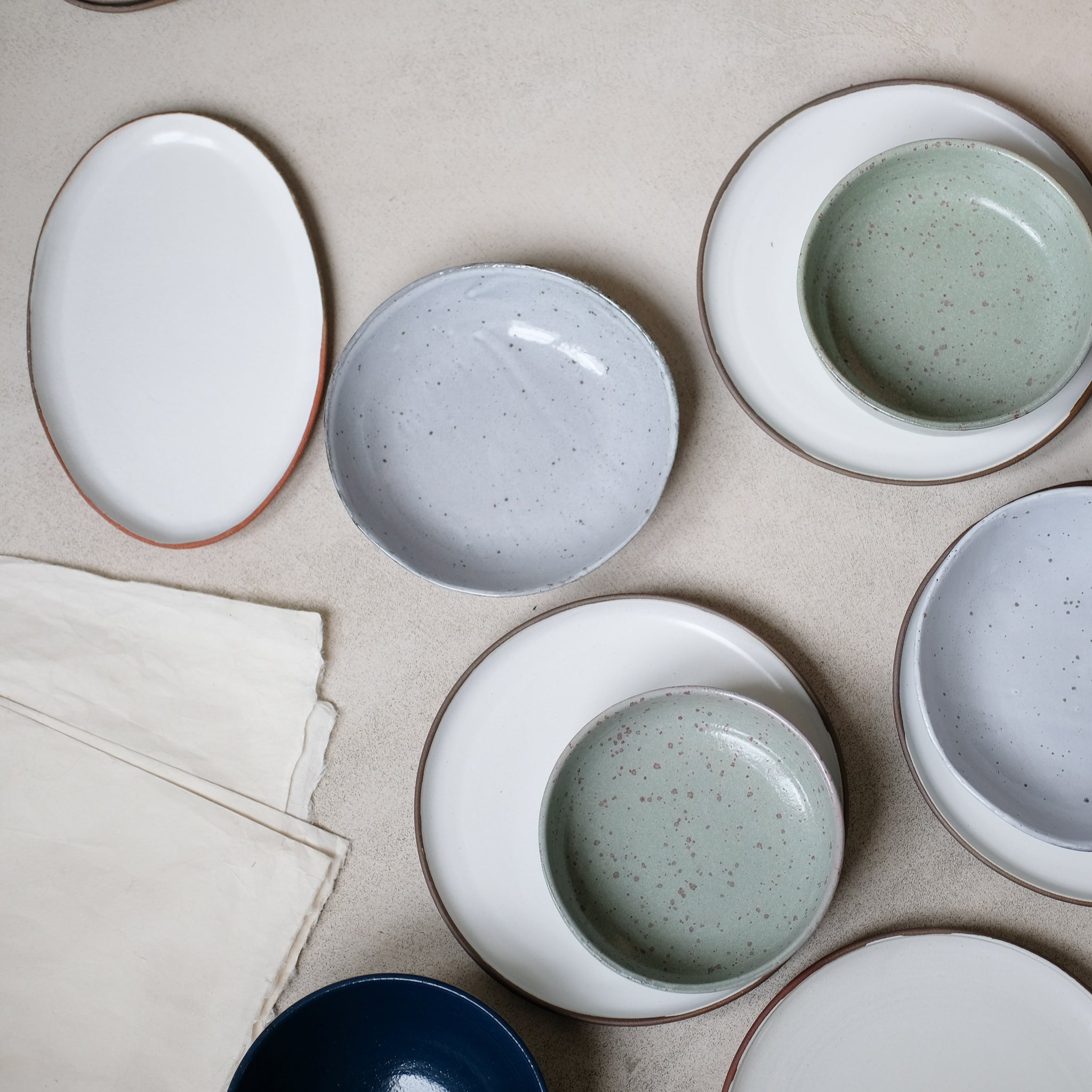 Assiette en grès par la céramiste Gaëlle Le Doledec chez Brutal