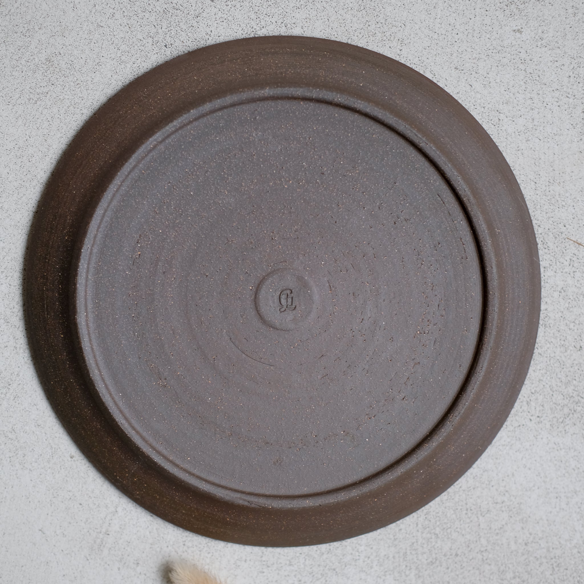 Assiette en grès par la céramiste Gaëlle Le Doledec chez Brutal