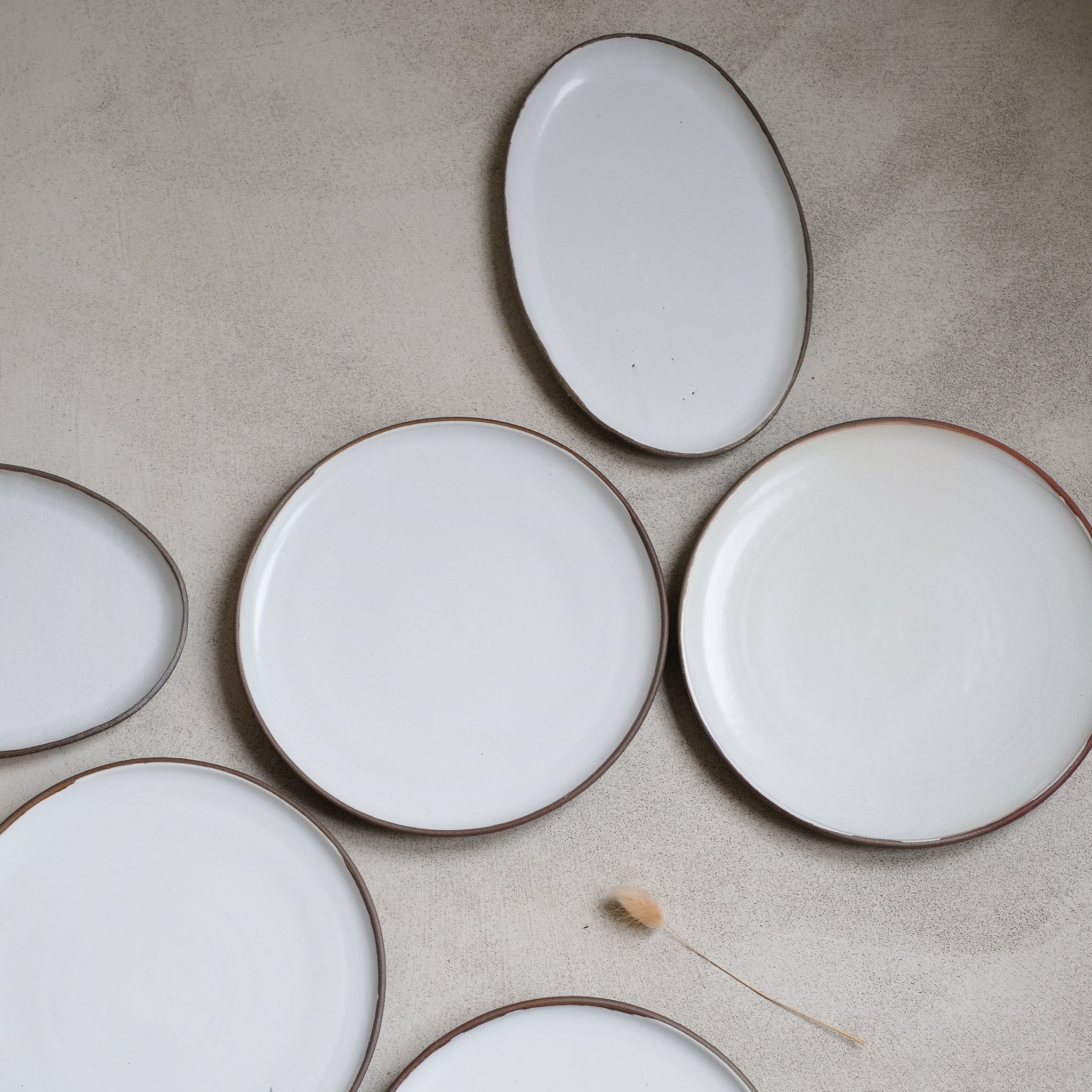 Assiette en grès par la céramiste Gaëlle Le Doledec chez Brutal