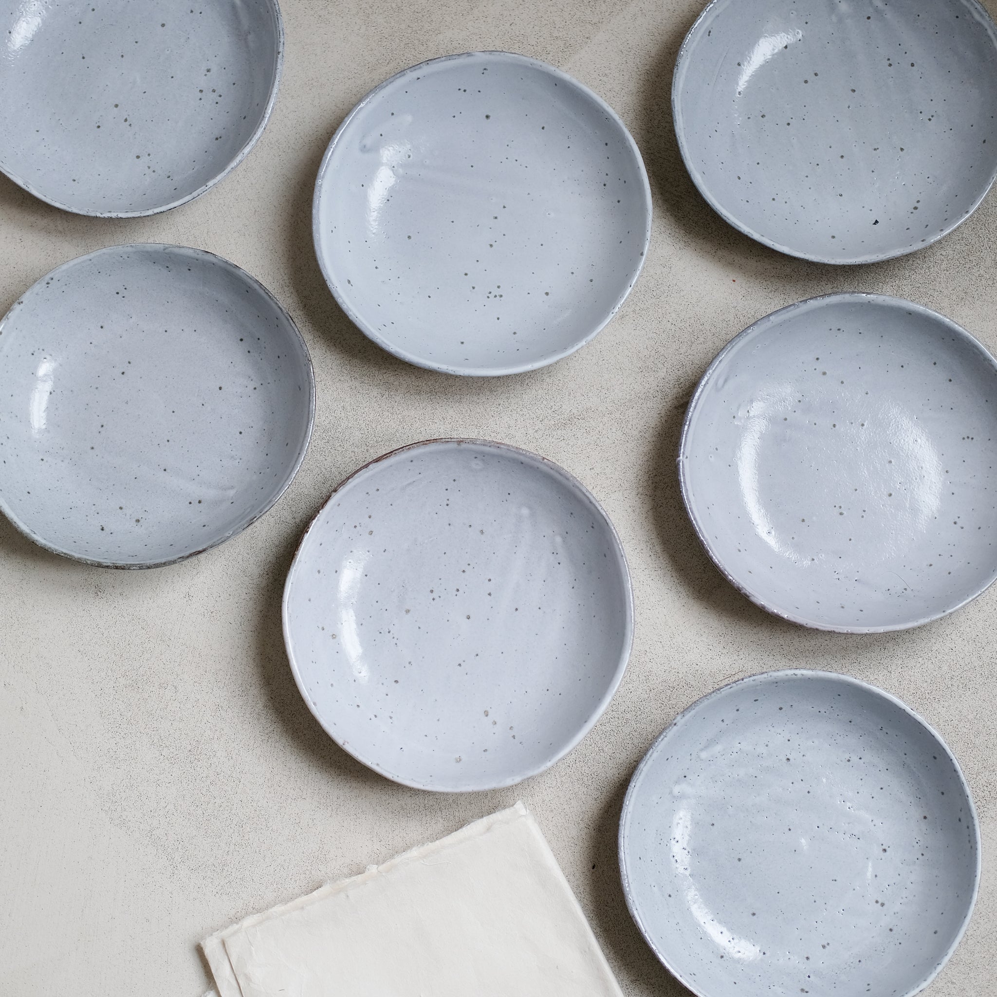 Assiette creuse en grès moucheté par la céramiste Gaëlle Le Doledec chez Brutal