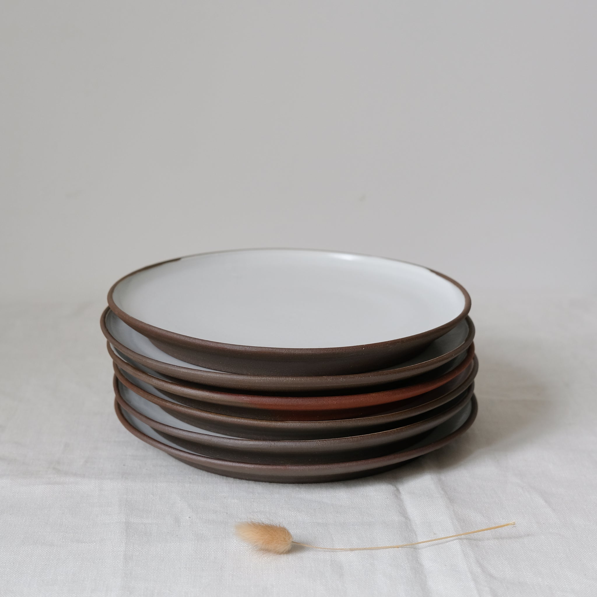 Assiette en grès par la céramiste Gaëlle Le Doledec chez Brutal