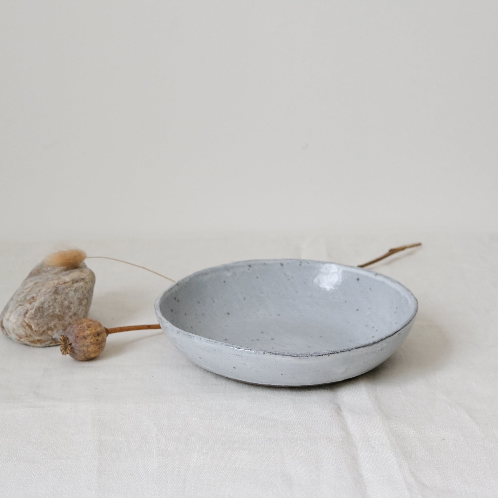 Assiette creuse en grès moucheté par la céramiste Gaëlle Le Doledec chez Brutal