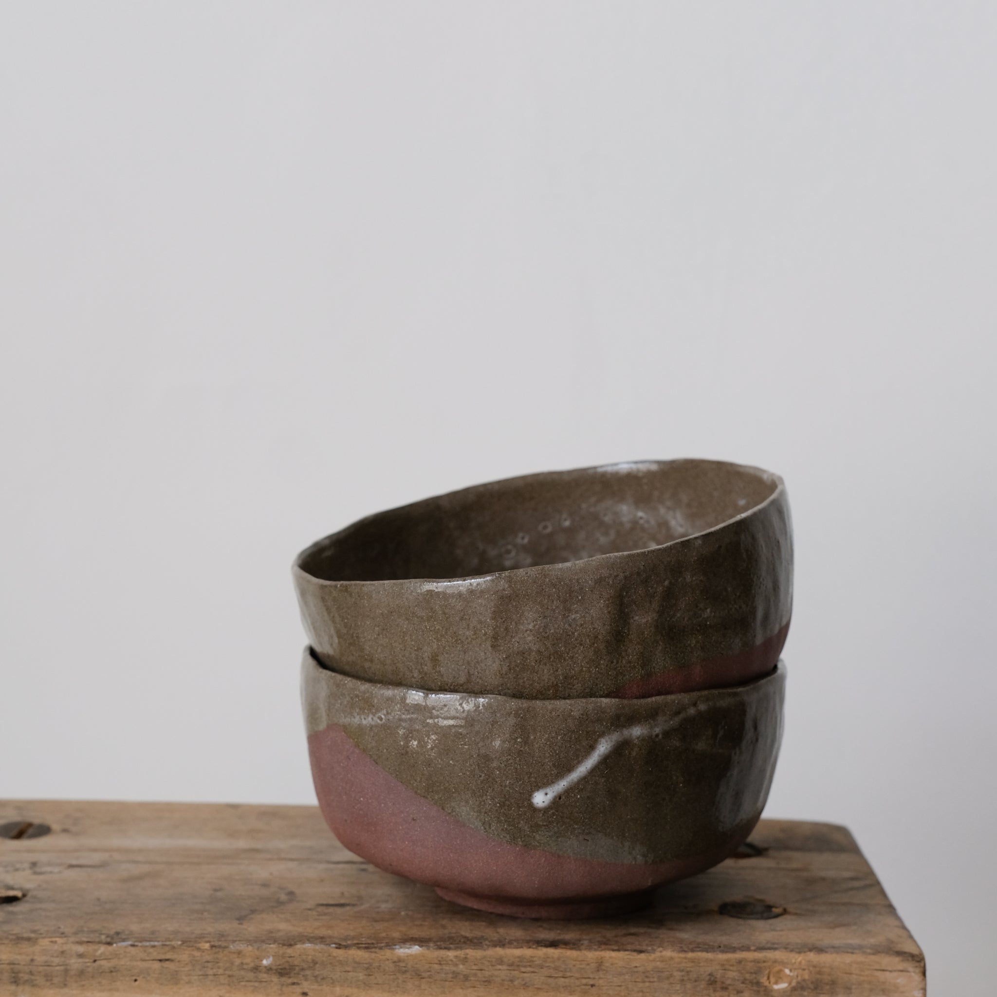 Bol en grès rouge émail marron de Judith Lasry chez Brutal