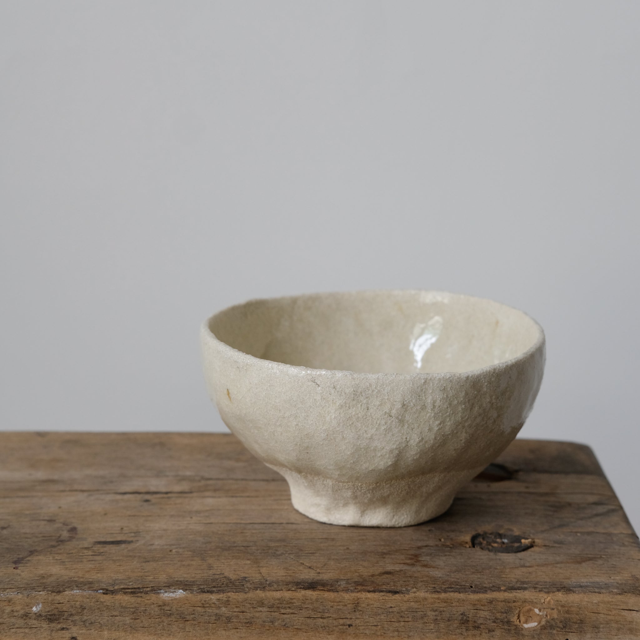 Bol en grès blanc de Judith Lasry chez Brutal Ceramics