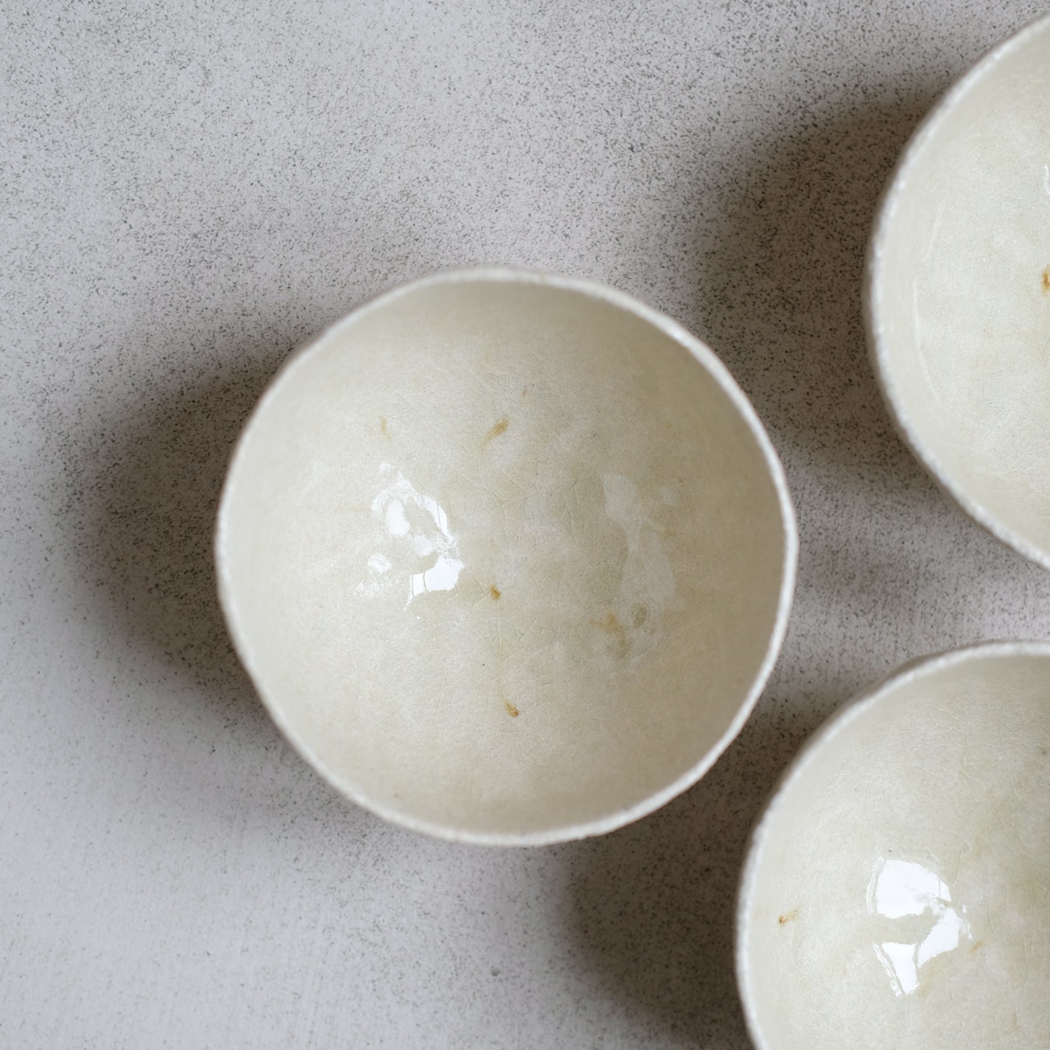 Bol en grès blanc de Judith Lasry chez Brutal Ceramics
