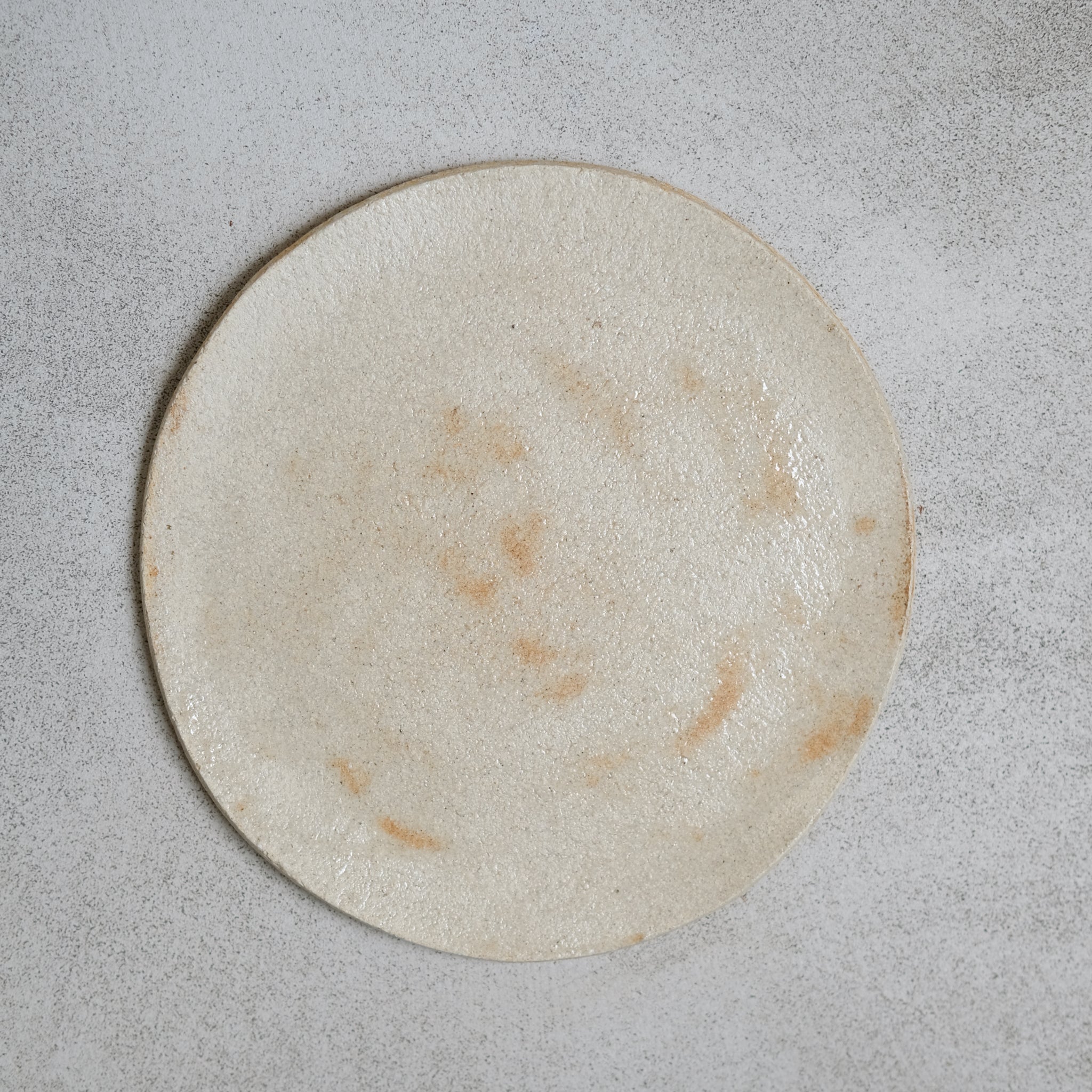 Assiette ultra plate en grès blanc de Judith Lasry chez Brutal