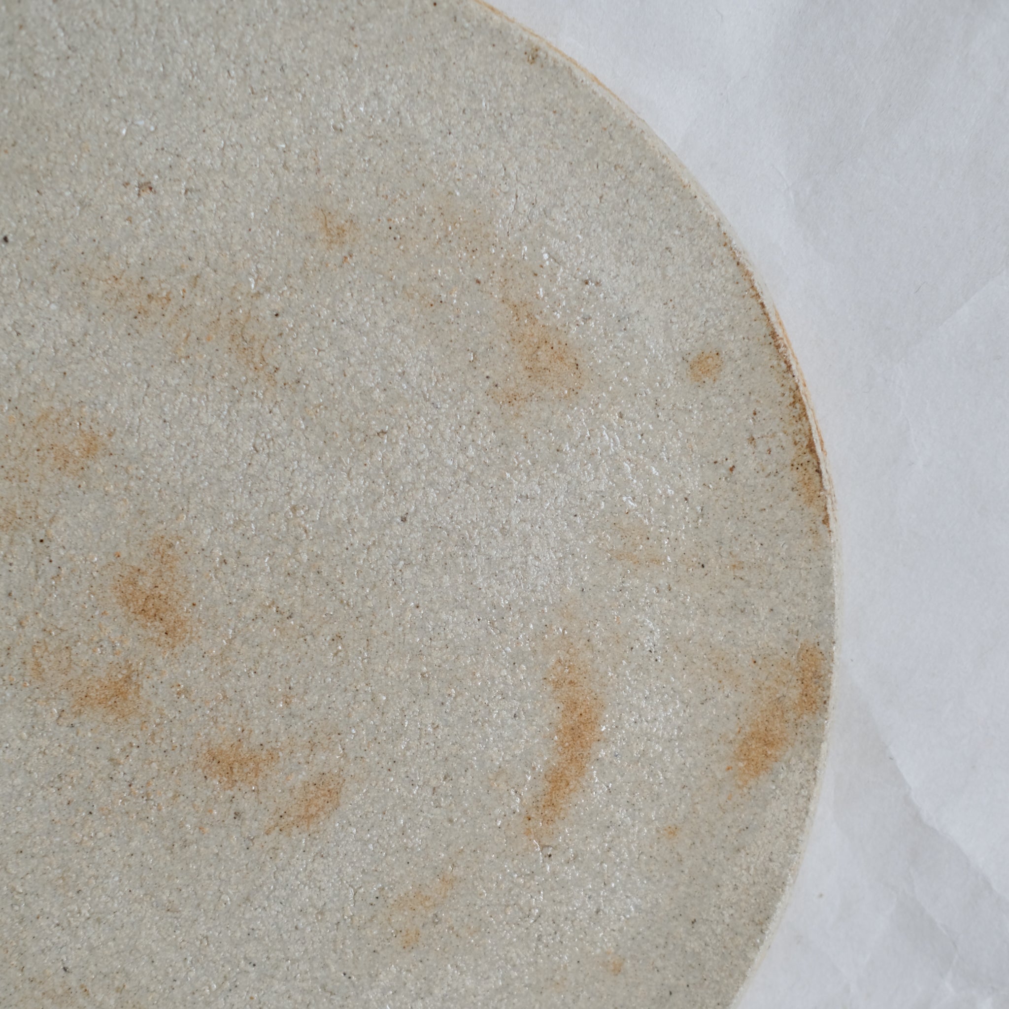 Assiette ultra plate en grès blanc de Judith Lasry chez Brutal