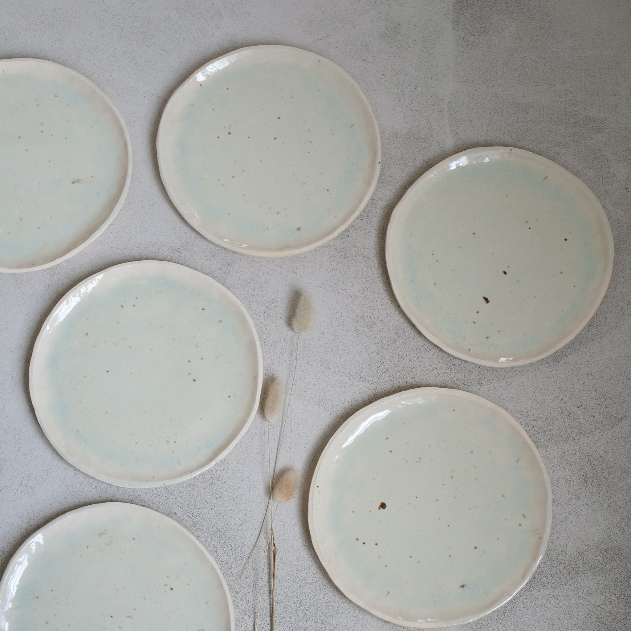 Assiette en grès blanc de Judith Lasry chez Brutal Ceramics