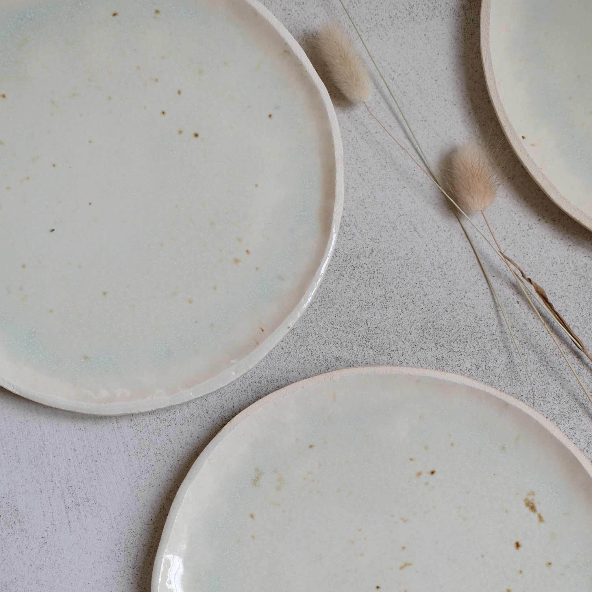 Assiette en grès blanc de Judith Lasry chez Brutal Ceramics