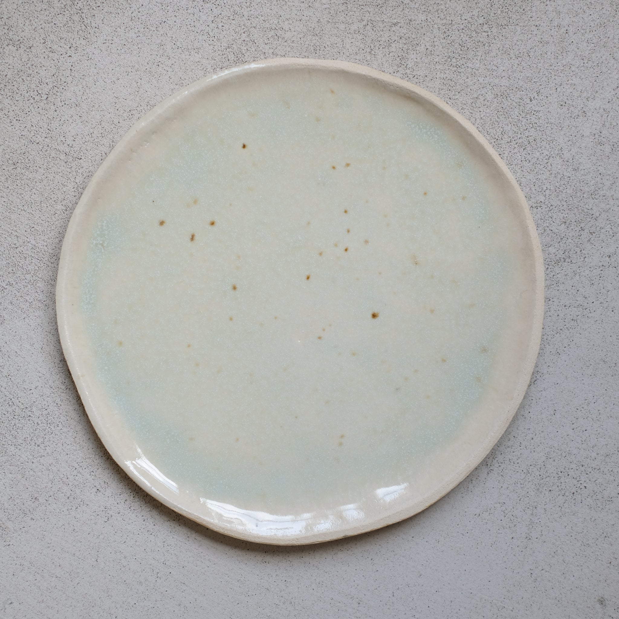 Assiette en grès blanc de Judith Lasry chez Brutal Ceramics