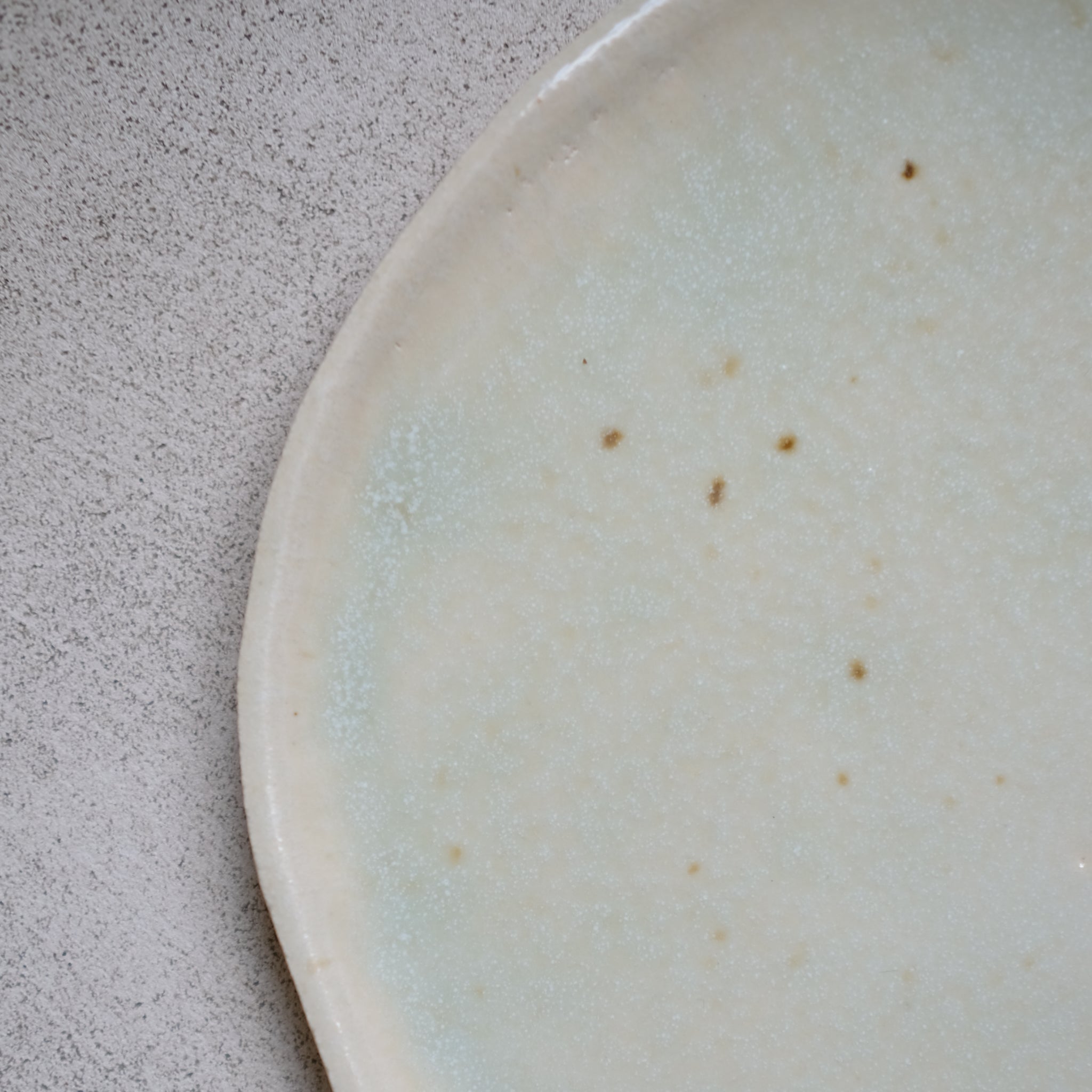 Assiette en grès blanc de Judith Lasry chez Brutal Ceramics