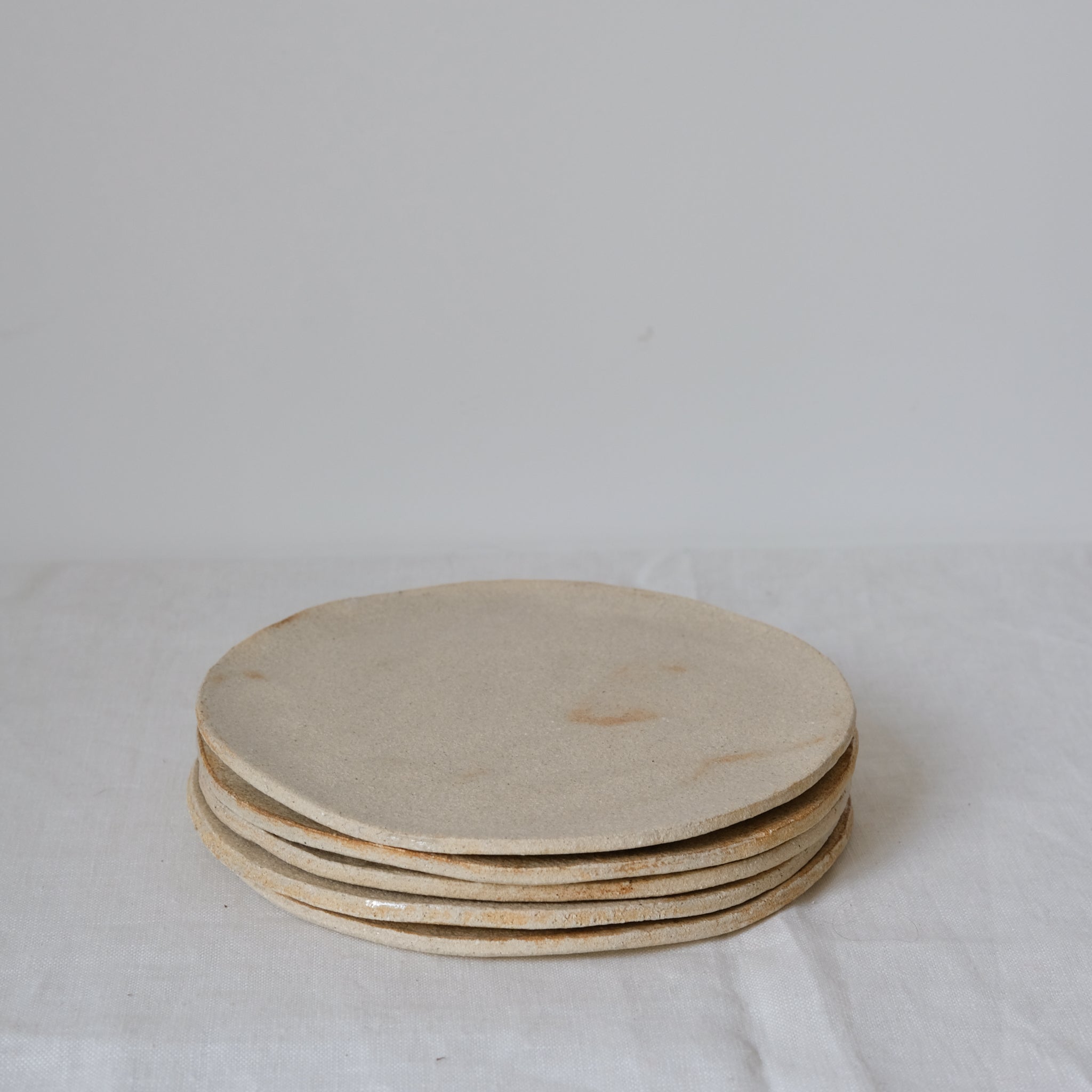 Assiette ultra plate en grès blanc de Judith Lasry chez Brutal