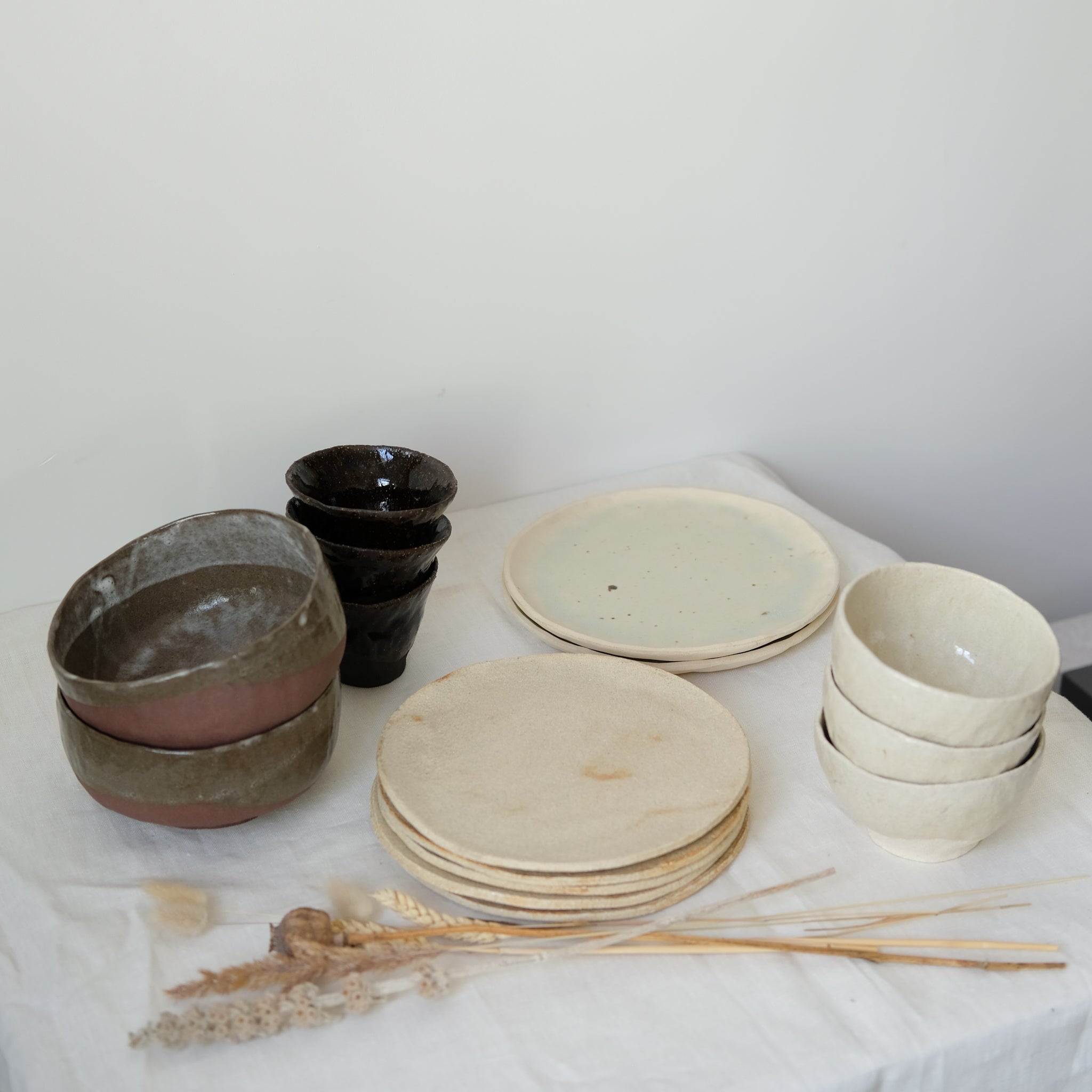 Assiette ultra plate en grès blanc de Judith Lasry chez Brutal