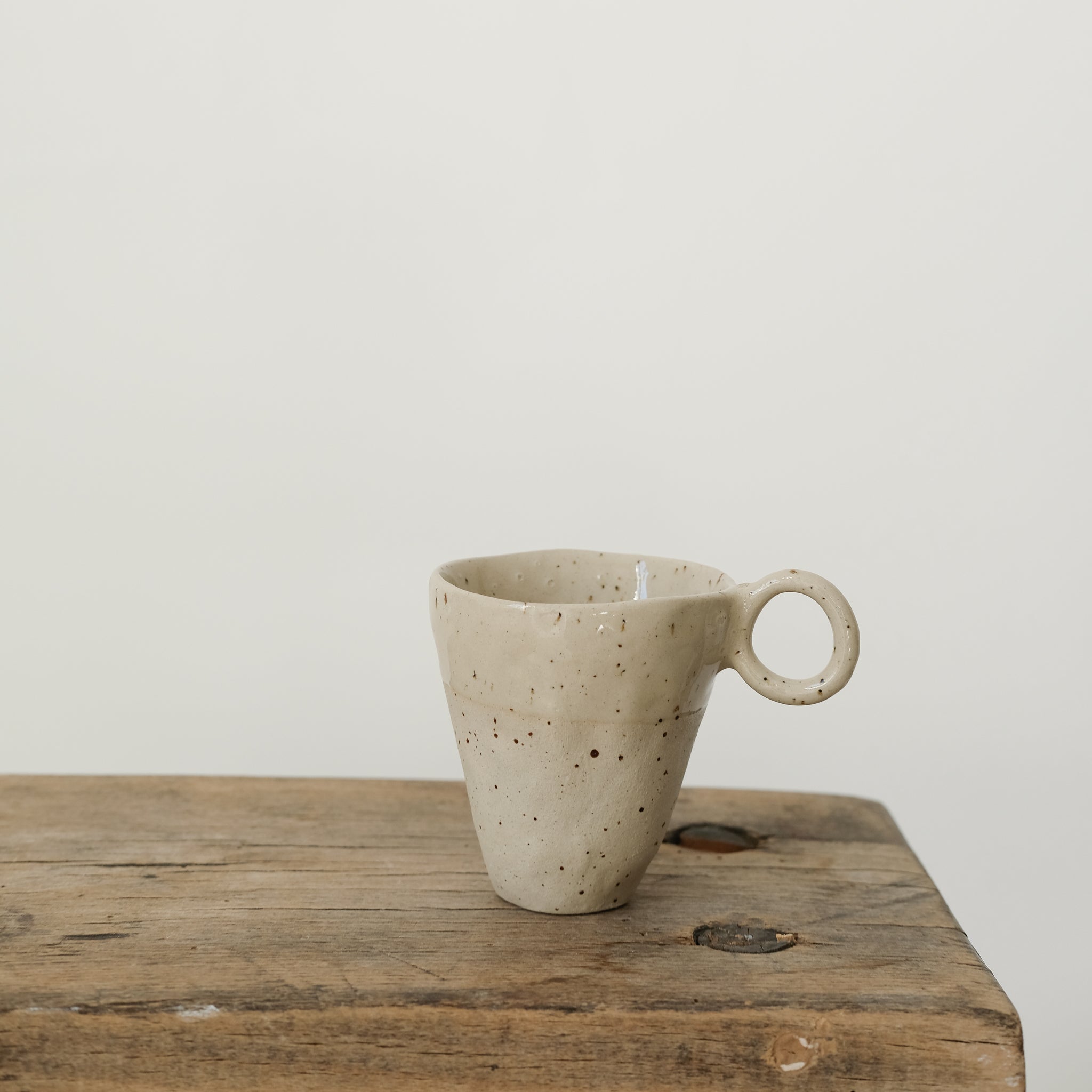 Tasse en grès pyrité blanc de Léa Baldassari chez Brutal Ceramics
