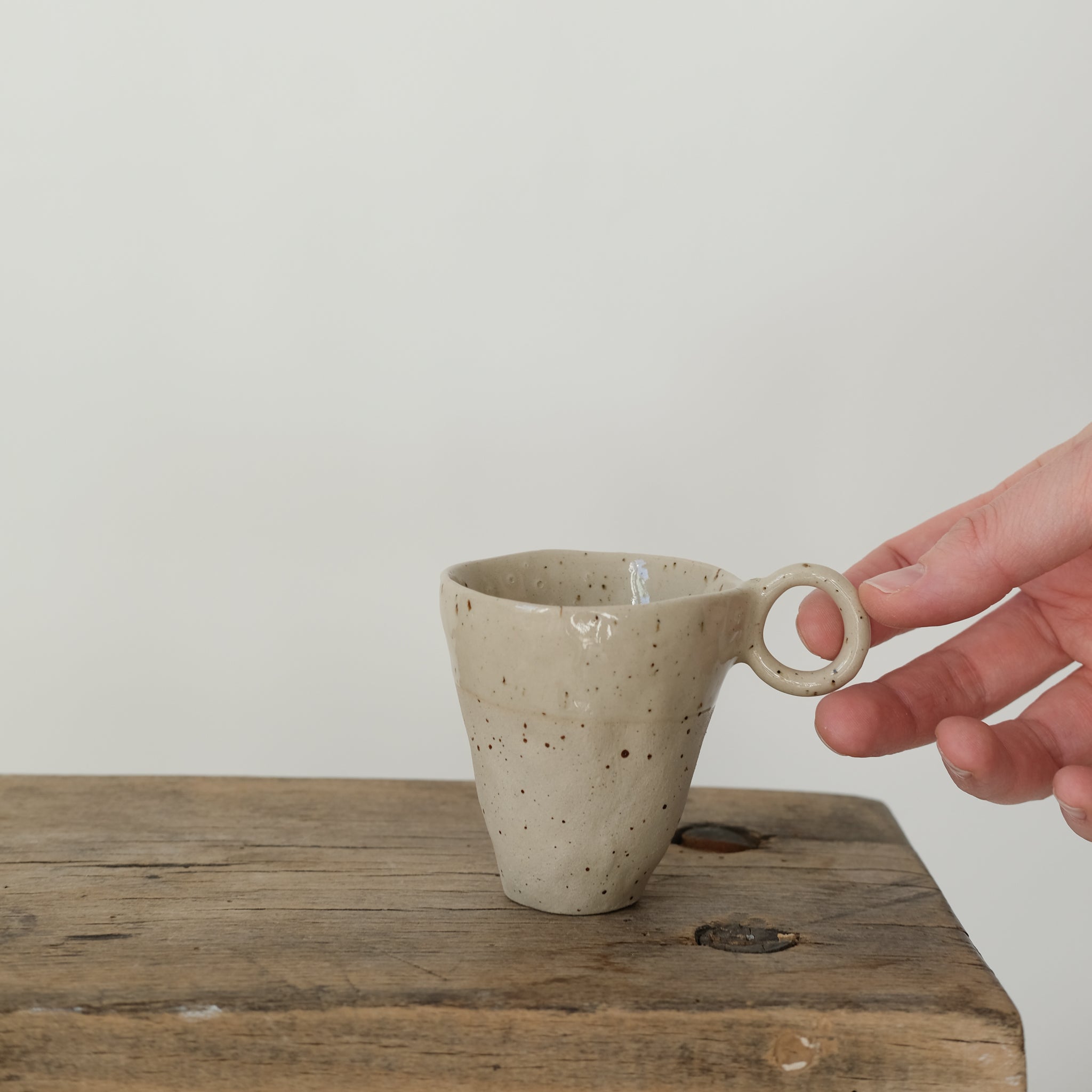 Tasse en grès pyrité blanc de Léa Baldassari chez Brutal Ceramics