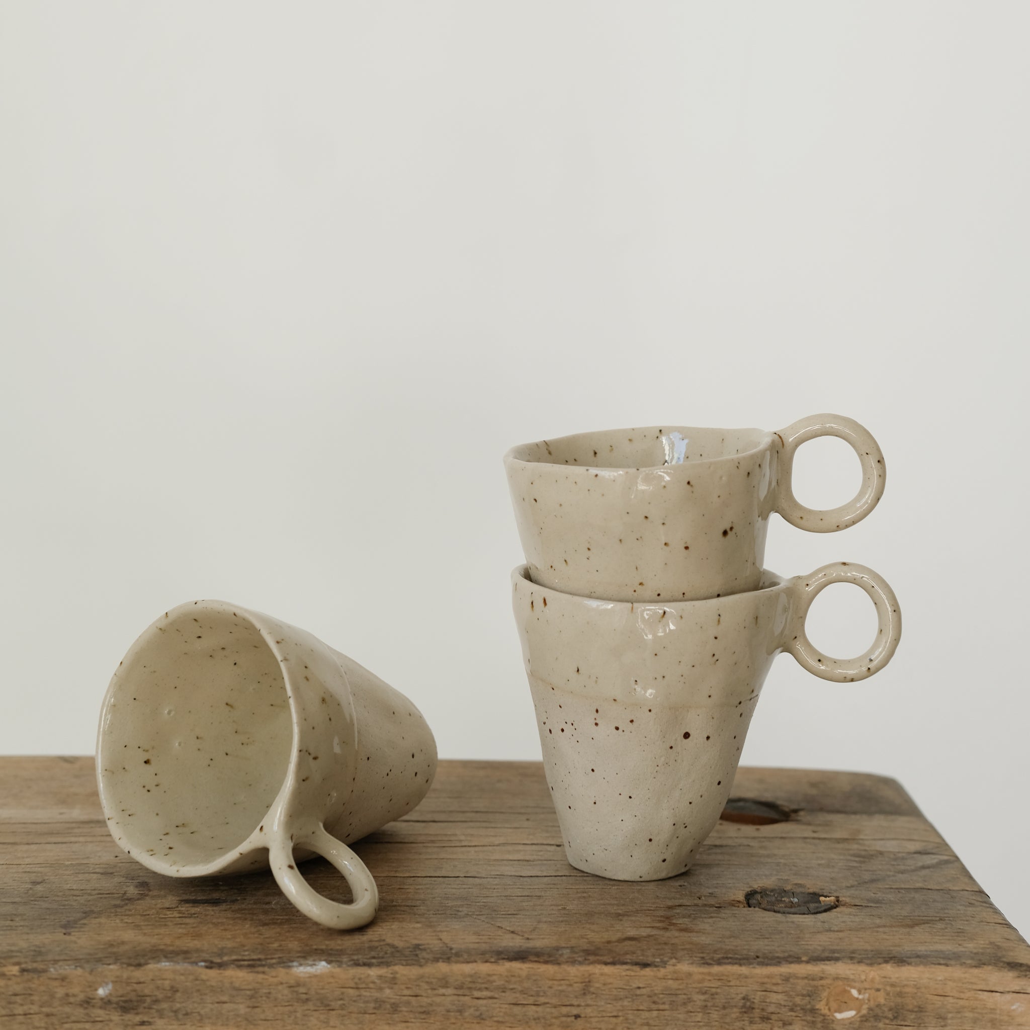 Tasse en grès pyrité blanc de Léa Baldassari chez Brutal Ceramics
