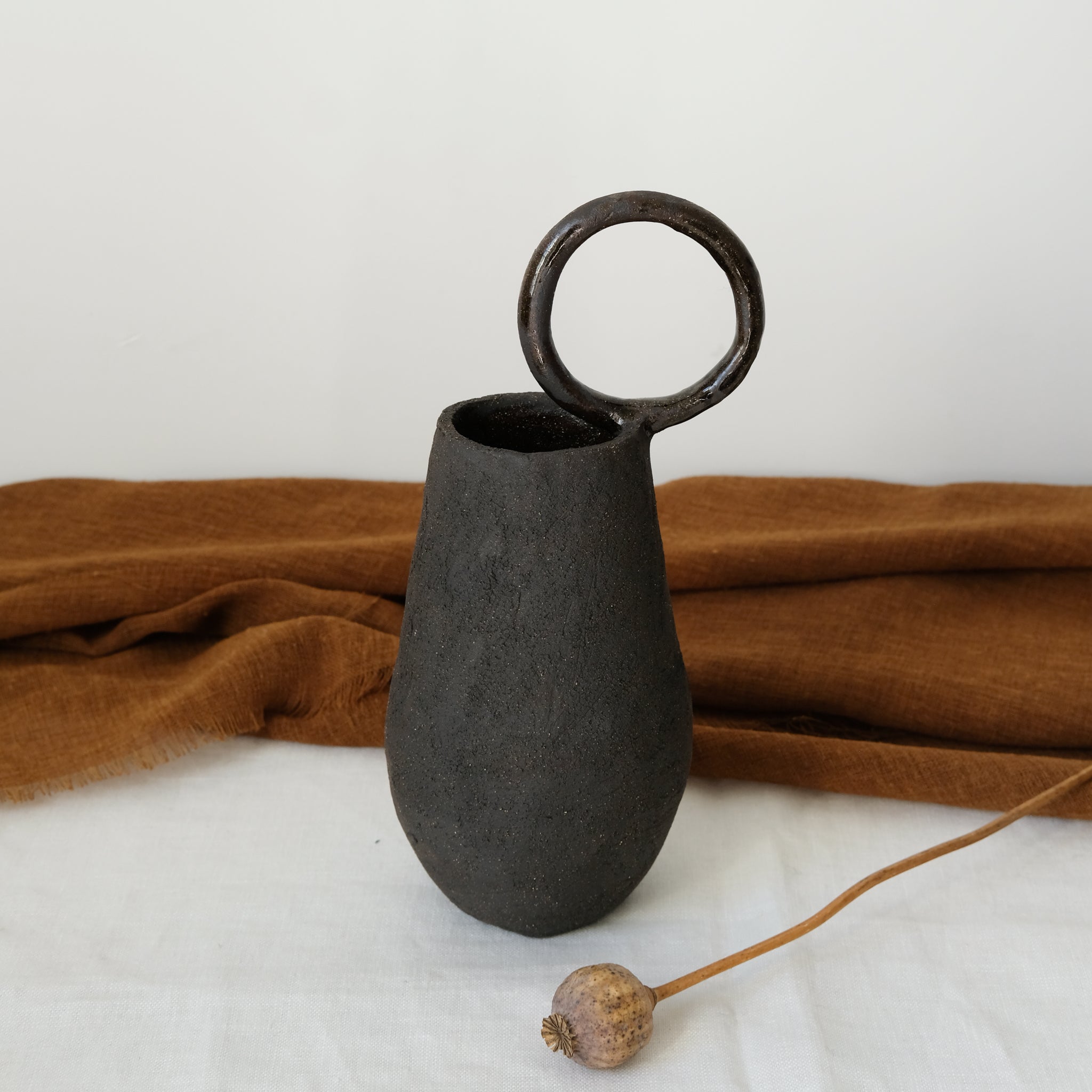Vase 04 en grès chamotté noir de Léa Baldassari chez Brutal Ceramics