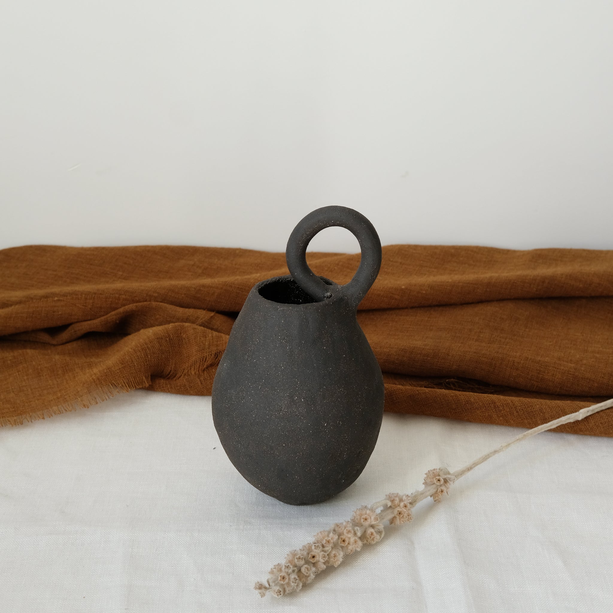 Vase 01 en grès noir de Léa Baldassari chez Brutal Ceramics
