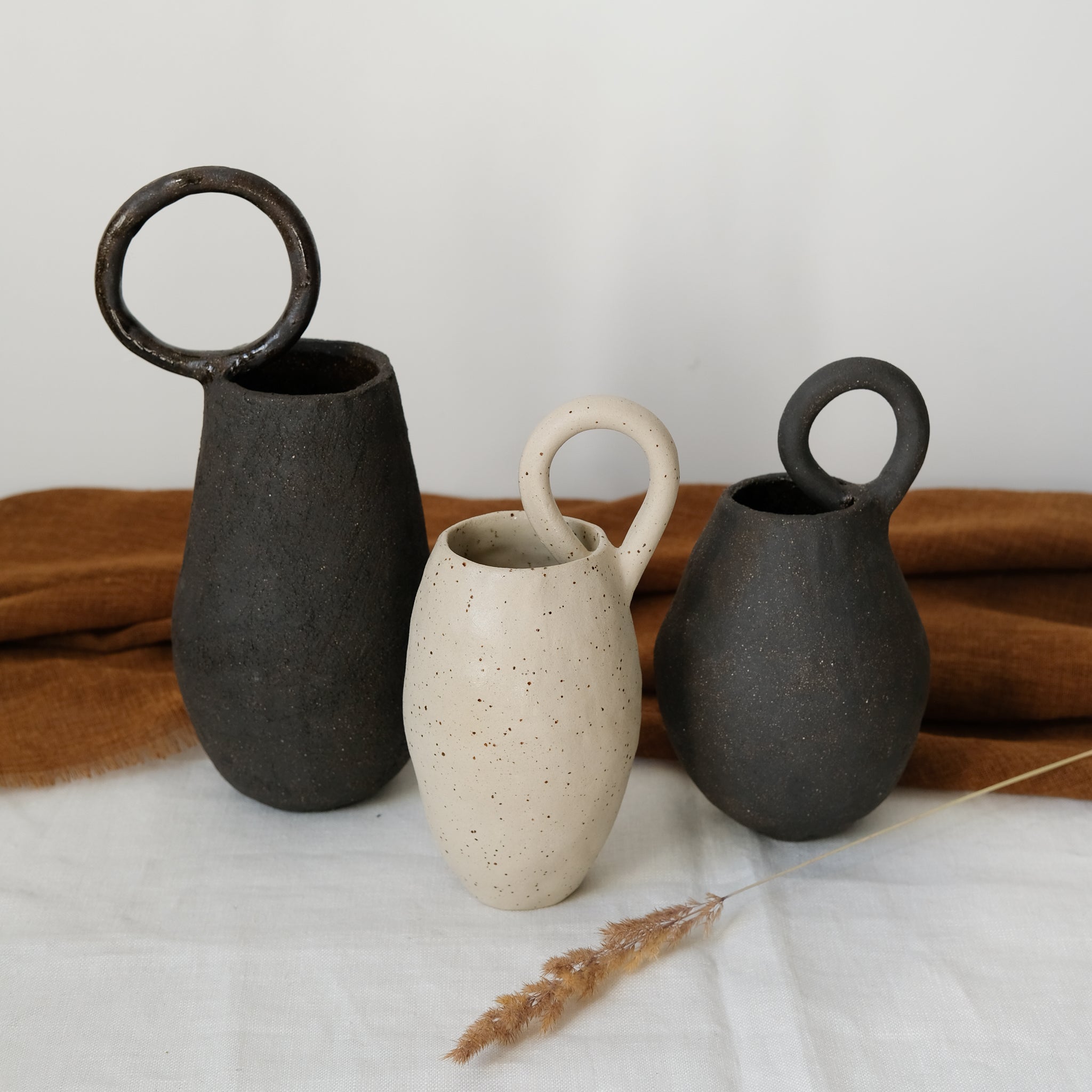 Vase 04 en grès chamotté noir de Léa Baldassari chez Brutal Ceramics
