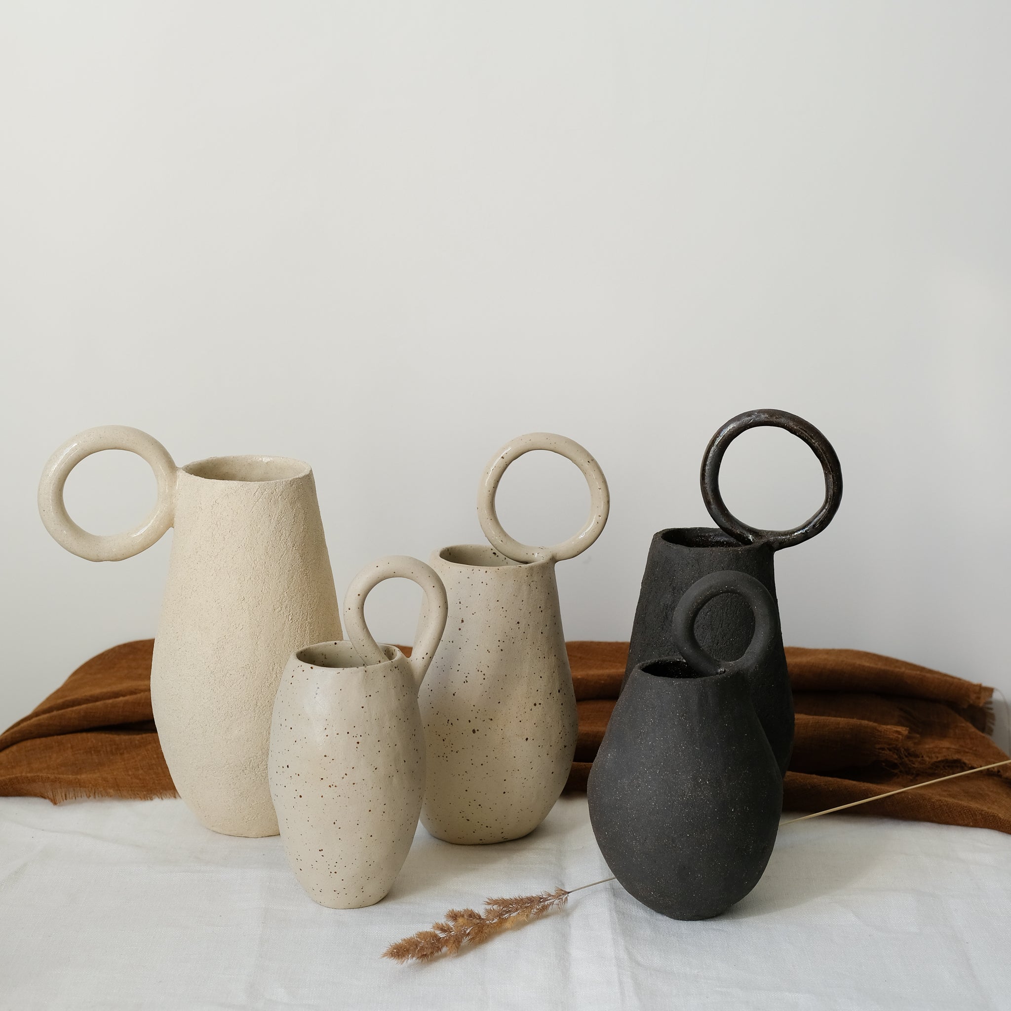 Vase 03 en grès chamotté blanc de Léa Baldassari chez Brutal Ceramics