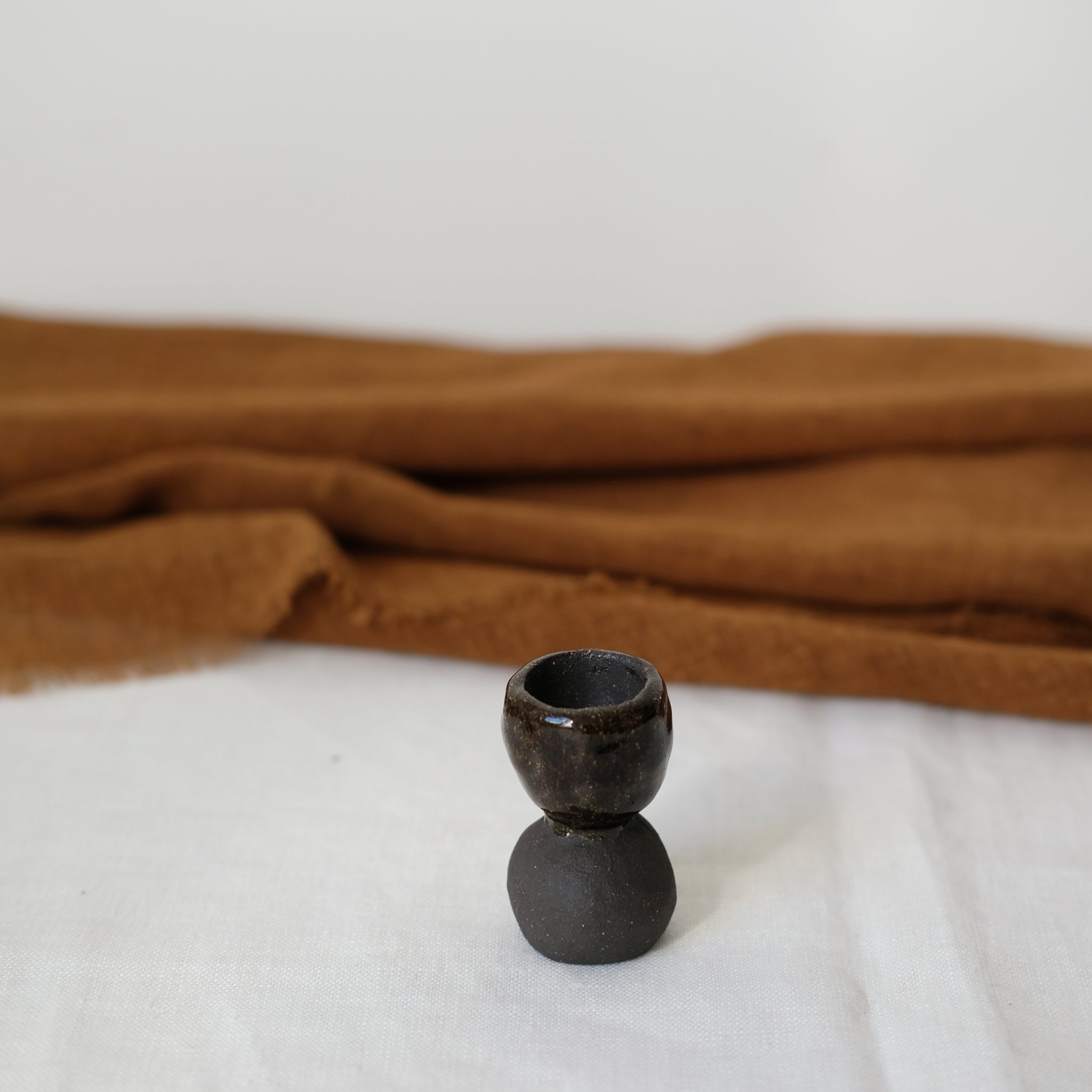 Bougeoir 03 en grès chamotté noir de Léa Baldassari chez Brutal