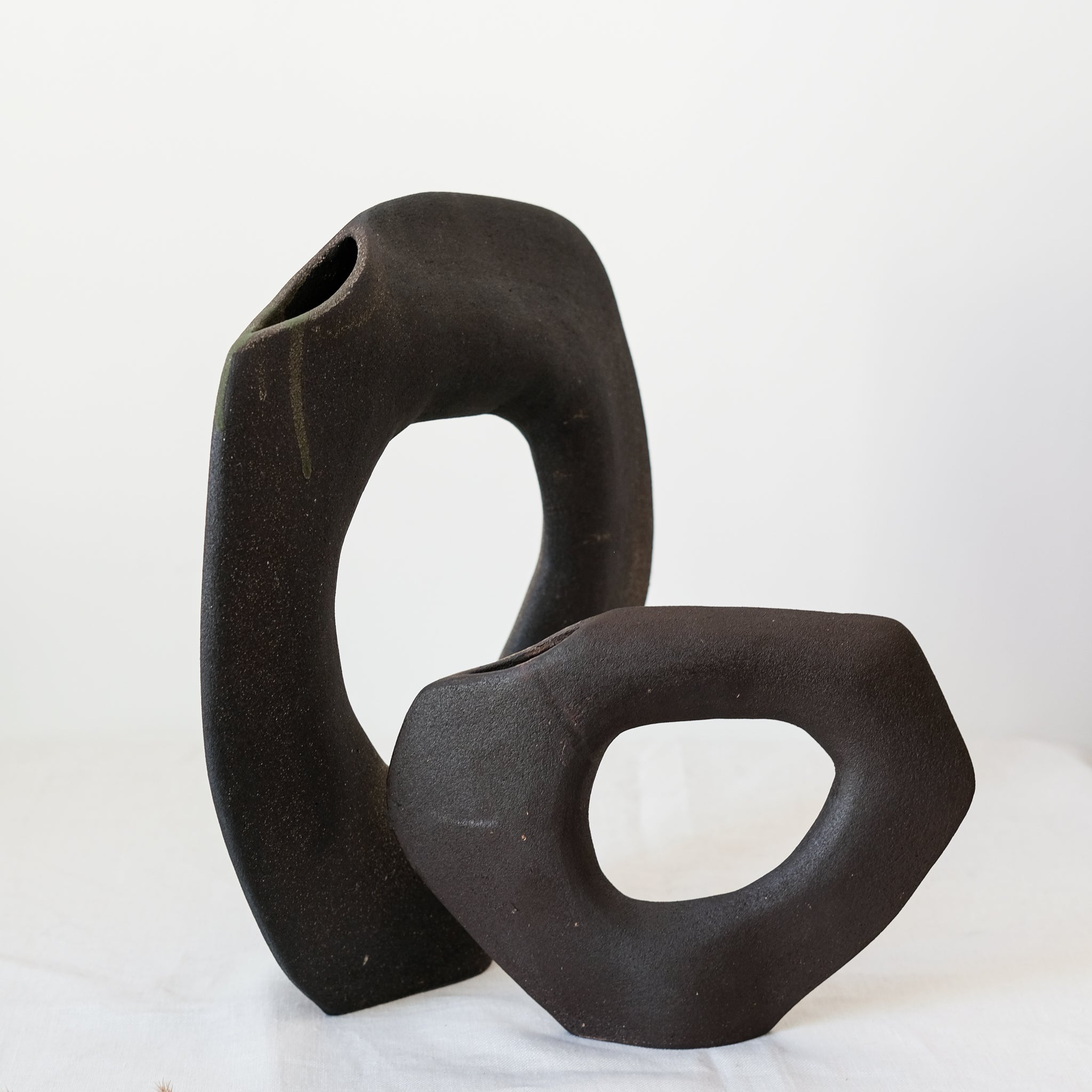 Vase "Tribu Big Libra" en grès noir de Léontine Furcy chez Brutal