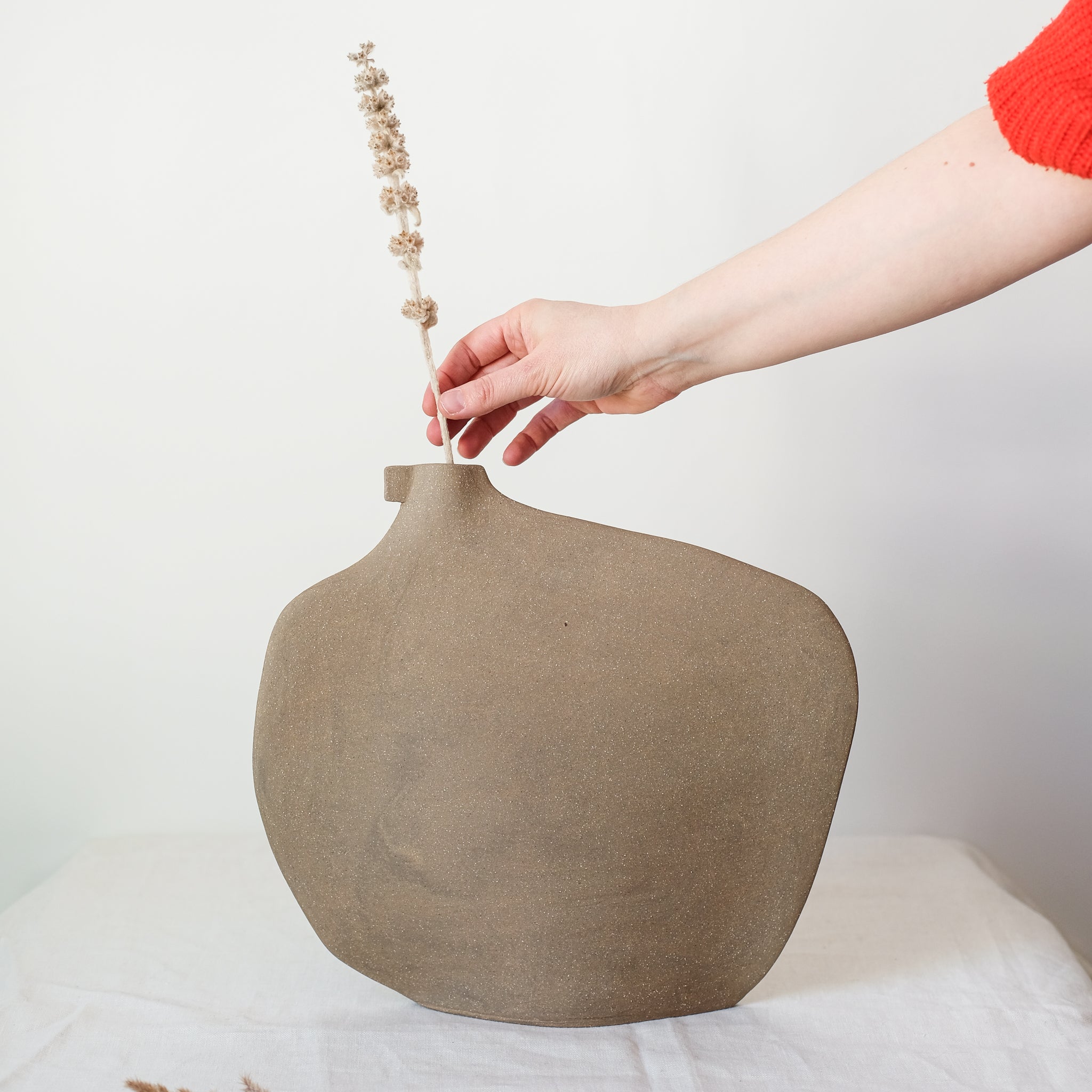 Vase "Tribu Bird" en grès H 33cm marron de Léontine Furcy chez Brutal Ceramics