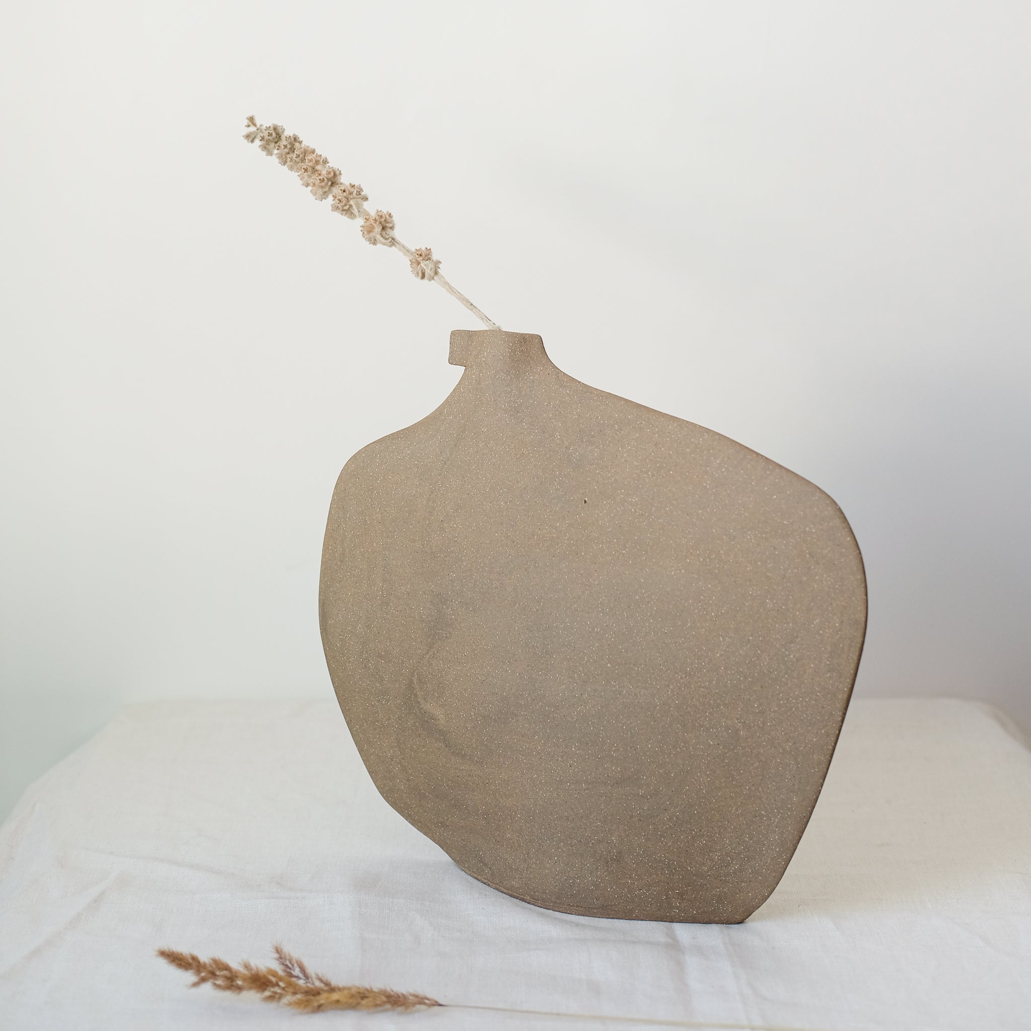 Vase "Tribu Bird" en grès H 33cm marron de Léontine Furcy chez Brutal Ceramics