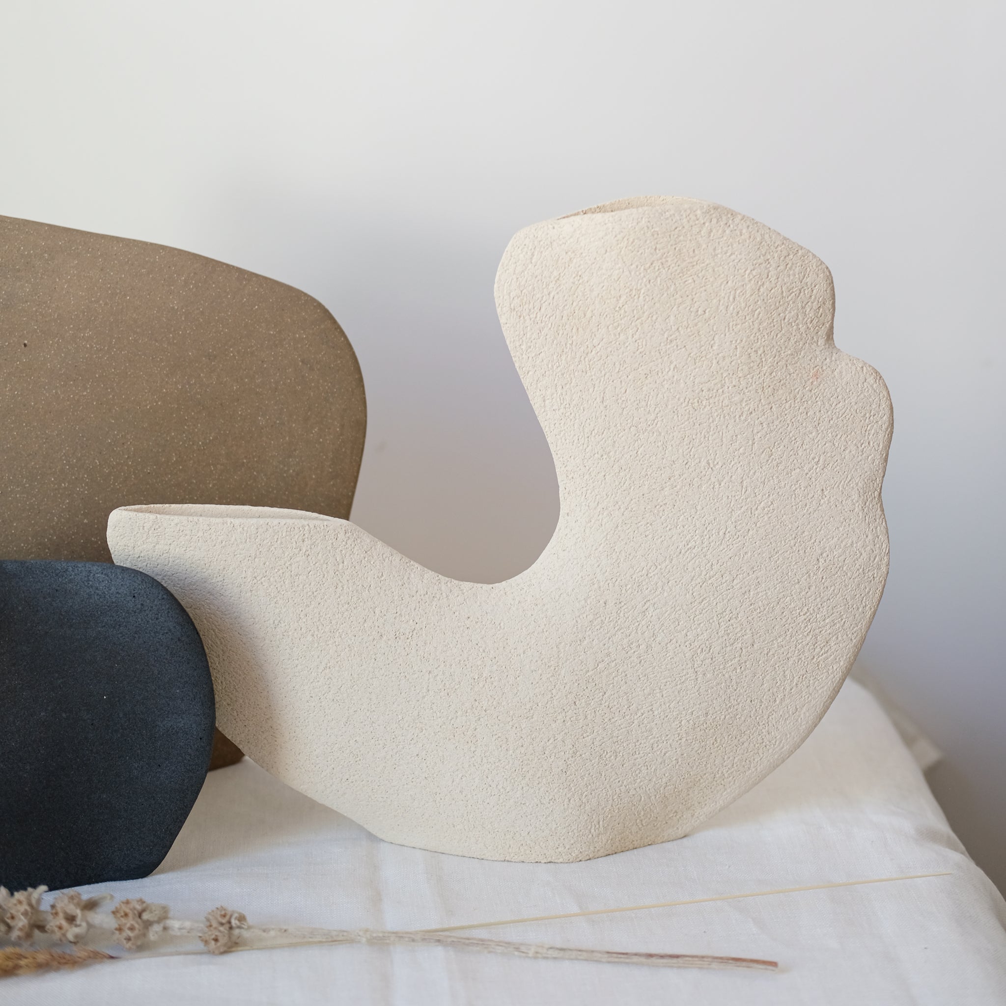 Vase "Tribu Coco" en grès blanc H 30cm de Léontine Furcy chez Brutal