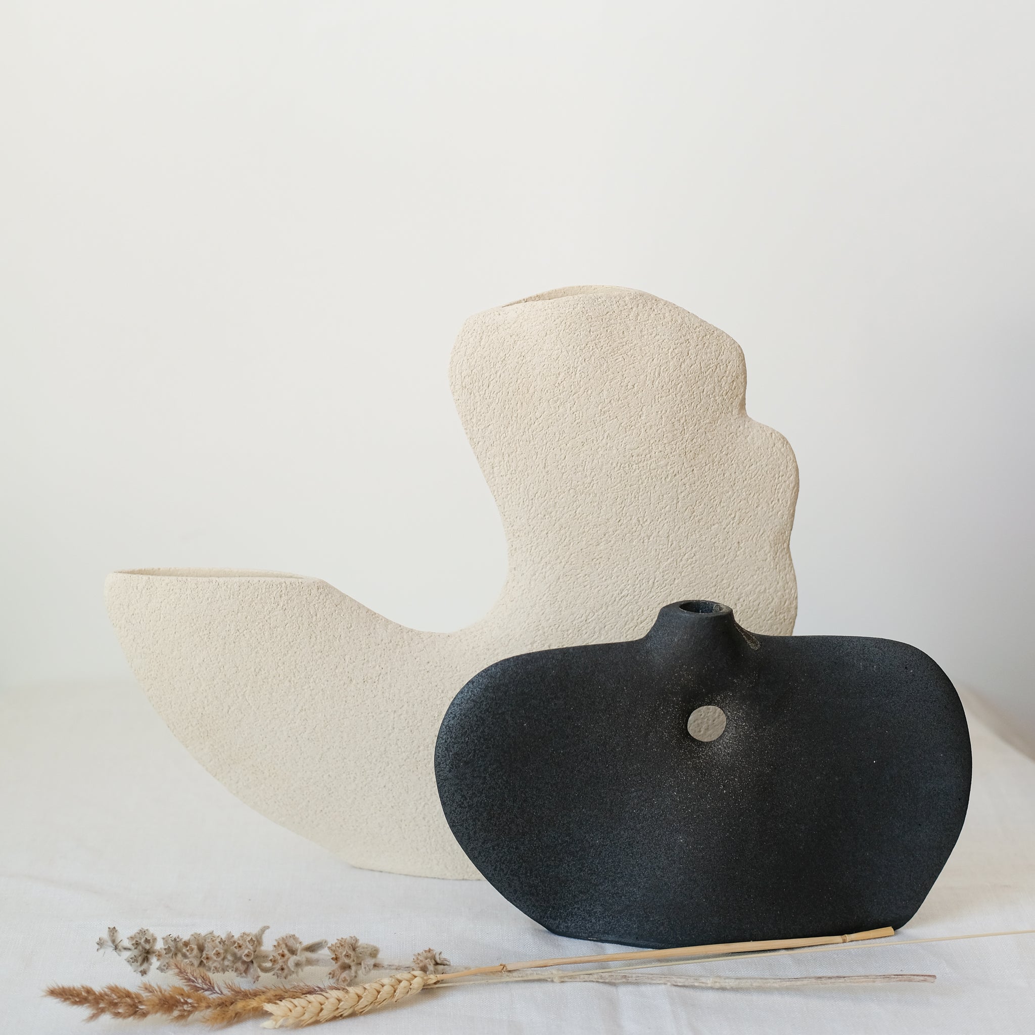 Vase "Tribu Bird" en grès H 17cm noir de Léontine Furcy chez Brutal
