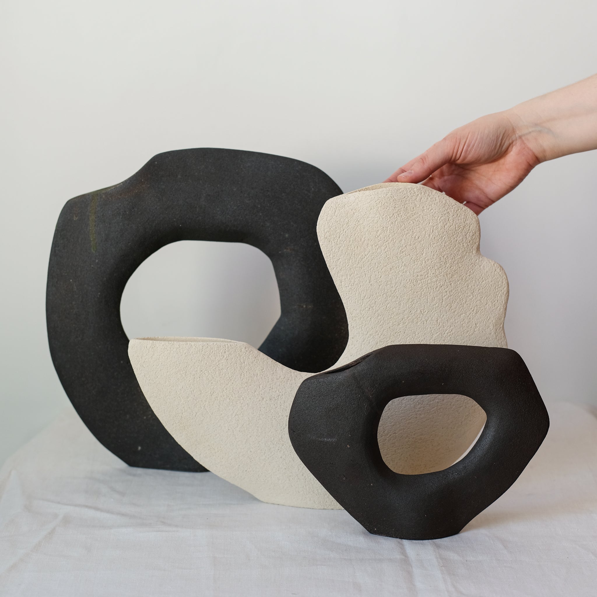 Vase "Tribu Big Libra" en grès noir de Léontine Furcy chez Brutal
