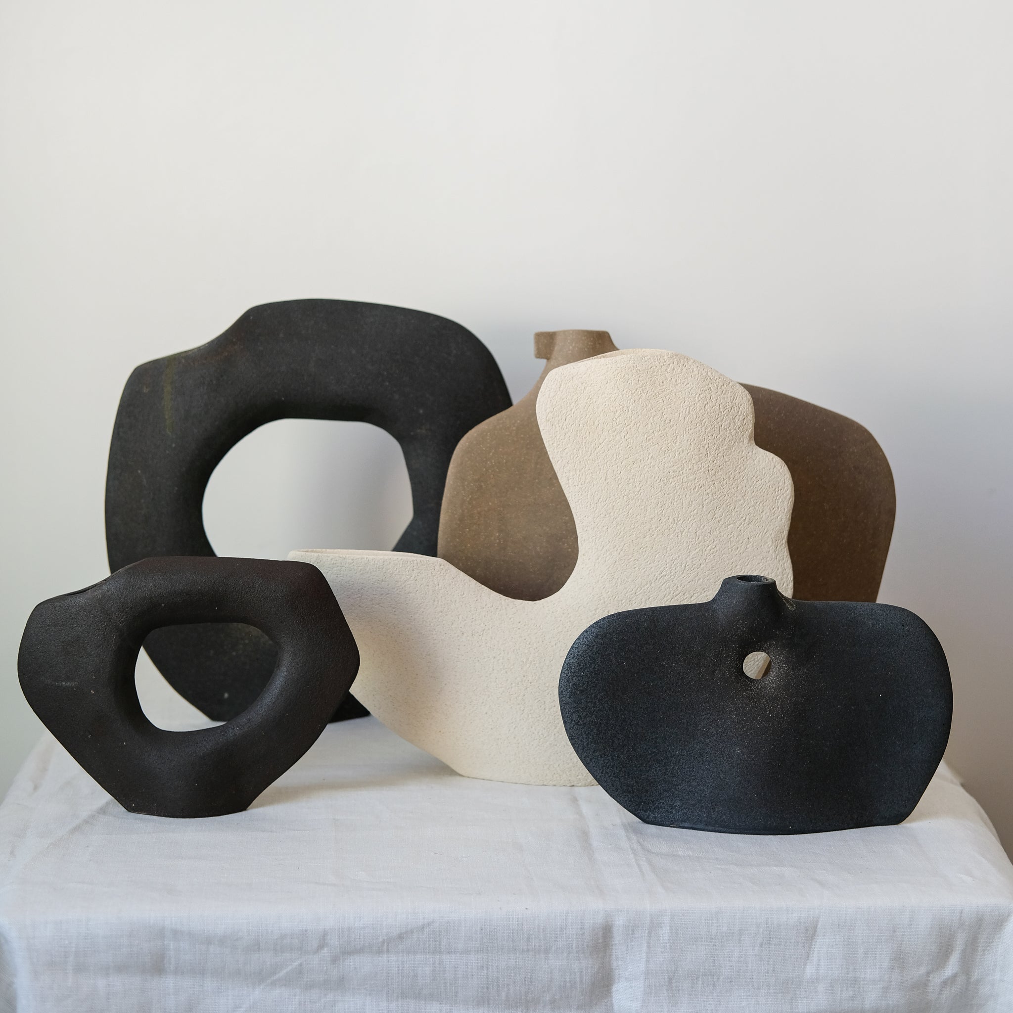 Vase "Tribu Coco" en grès blanc H 30cm de Léontine Furcy chez Brutal