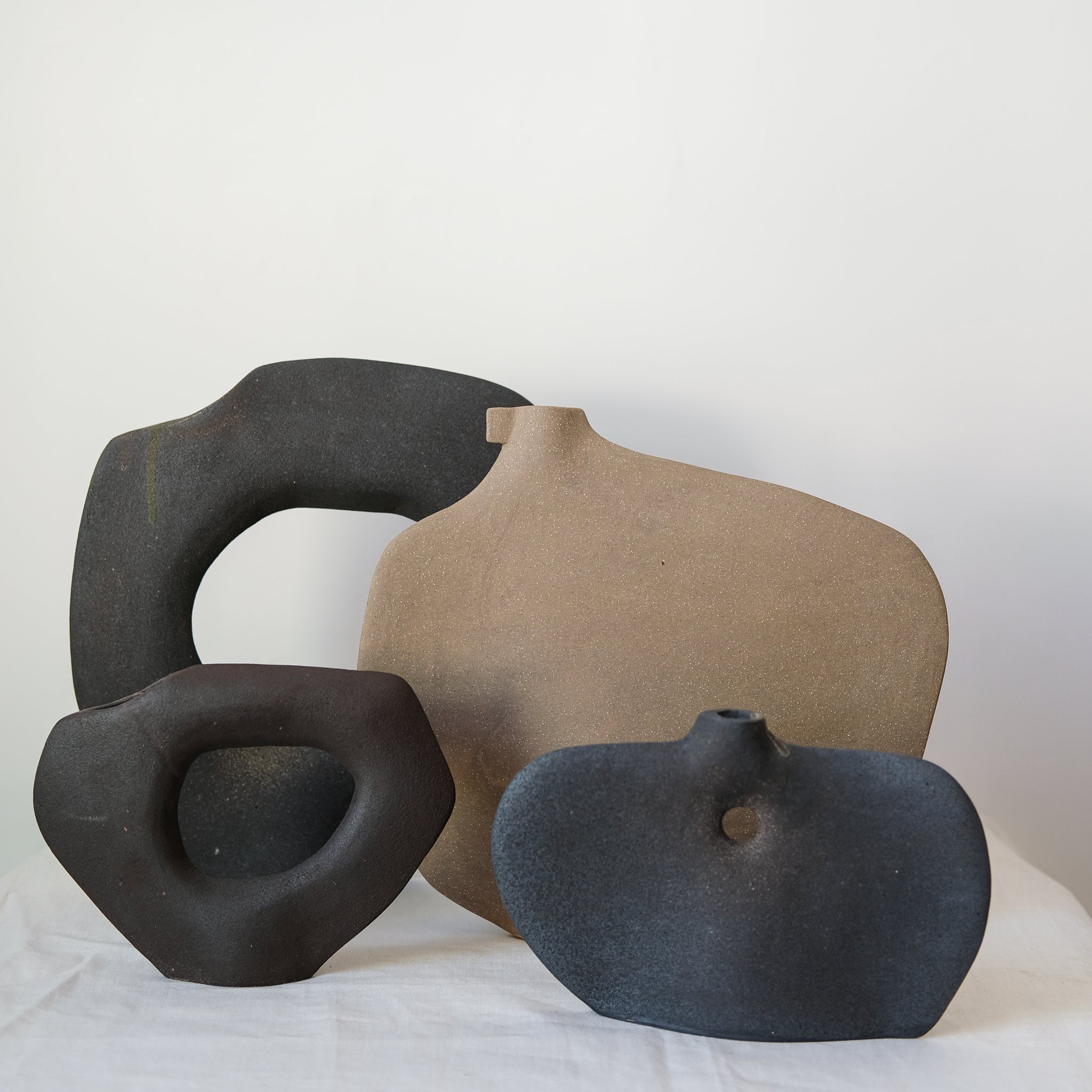 Vase "Tribu Libra" en grès noir H 17cm de Léontine Furcy chez Brutal