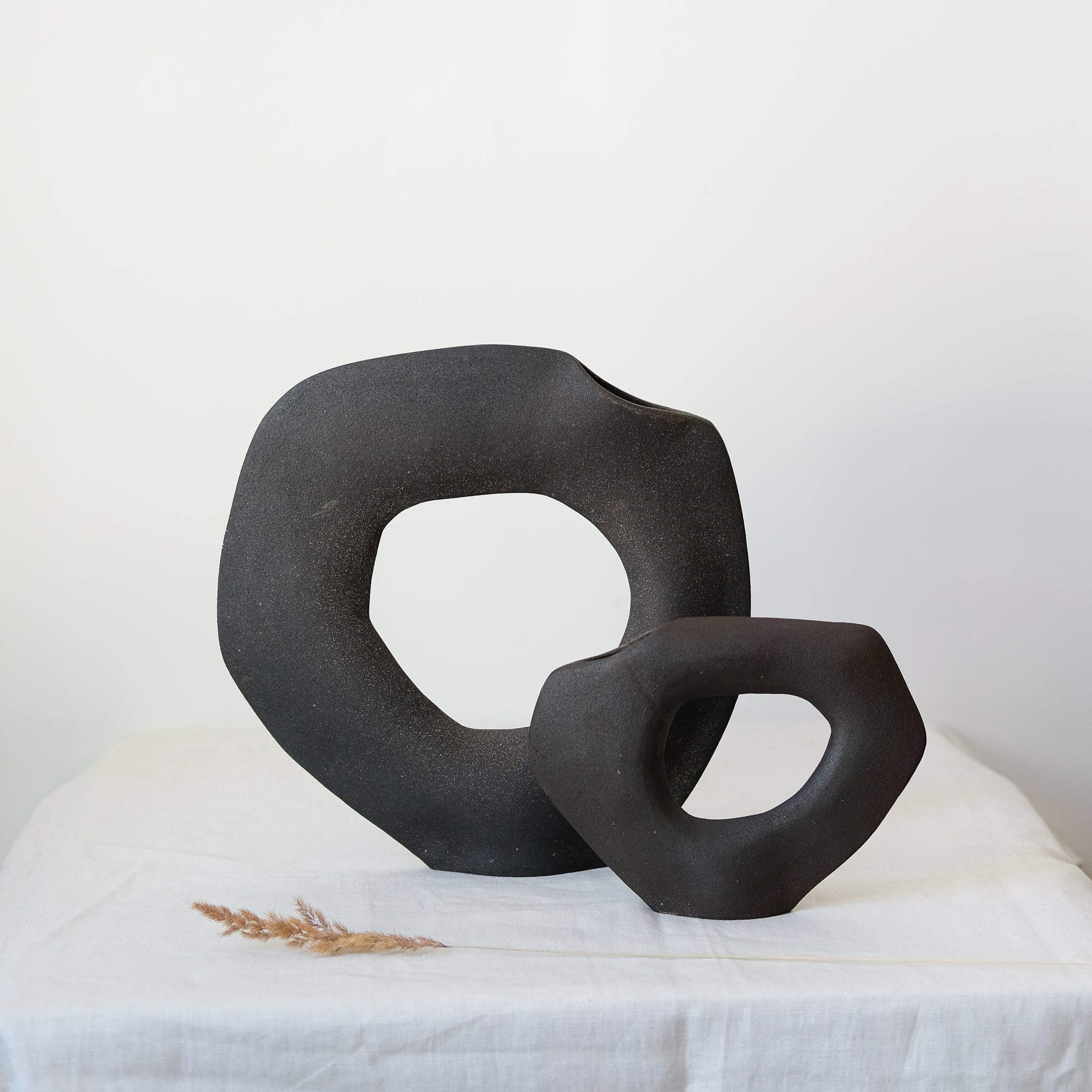 Vase "Tribu Big Libra" en grès noir de Léontine Furcy chez Brutal