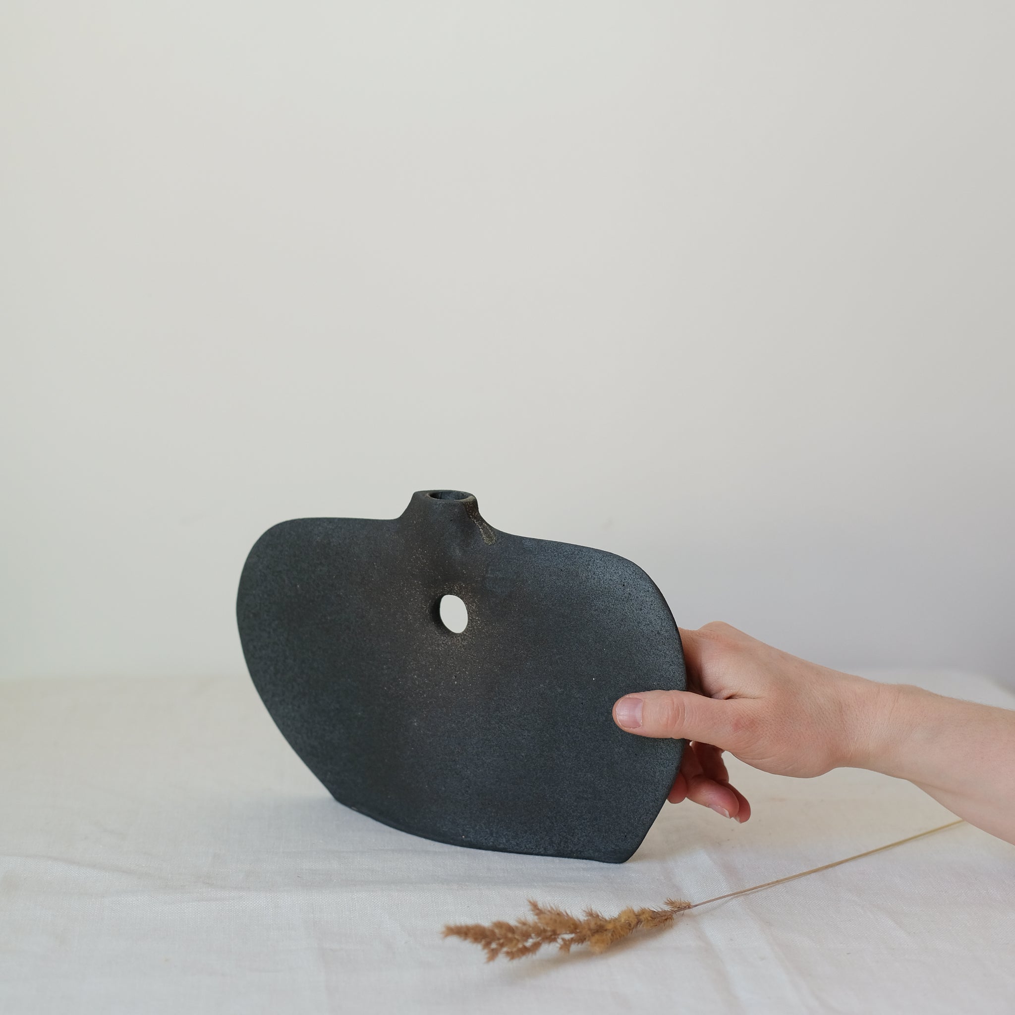 Vase "Tribu Bird" en grès H 17cm noir de Léontine Furcy chez Brutal