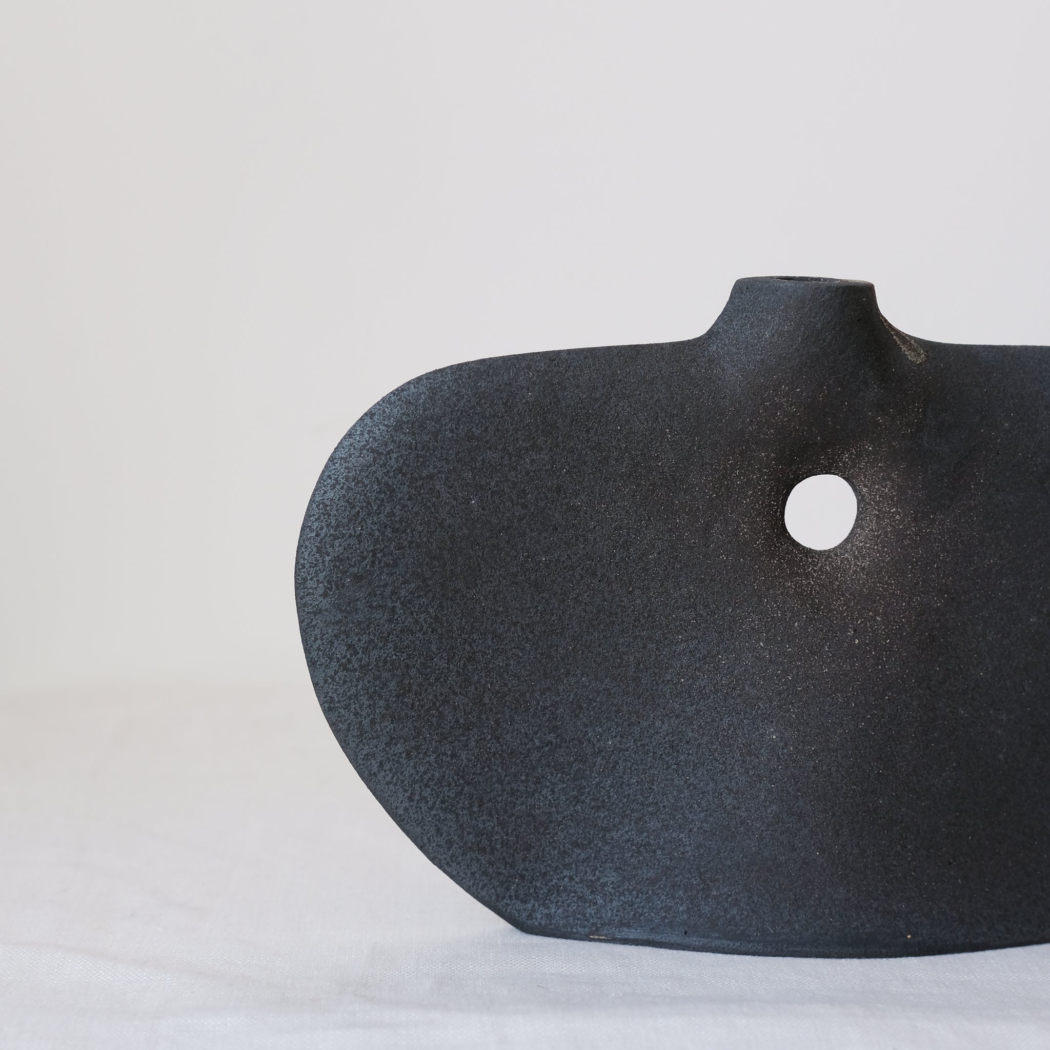 Vase "Tribu Bird" en grès H 17cm noir de Léontine Furcy chez Brutal
