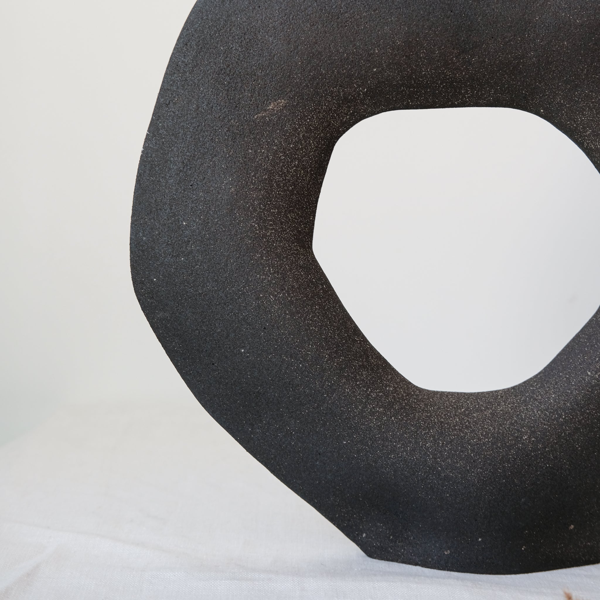 Vase "Tribu Big Libra" en grès noir de Léontine Furcy chez Brutal