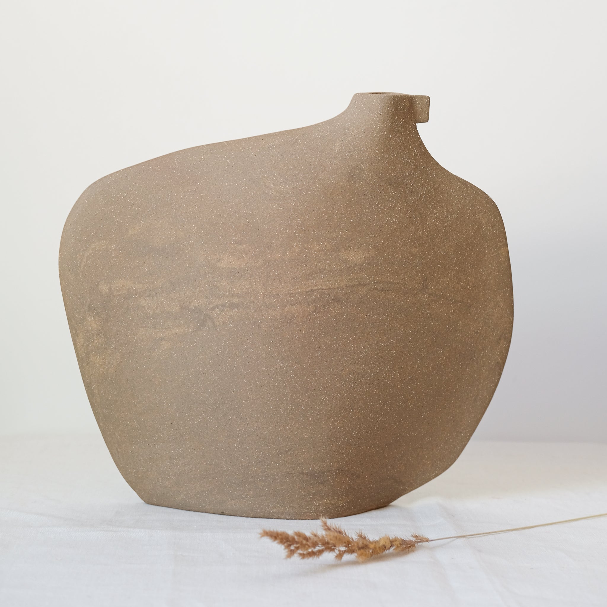 Vase "Tribu Bird" en grès H 33cm marron de Léontine Furcy chez Brutal Ceramics