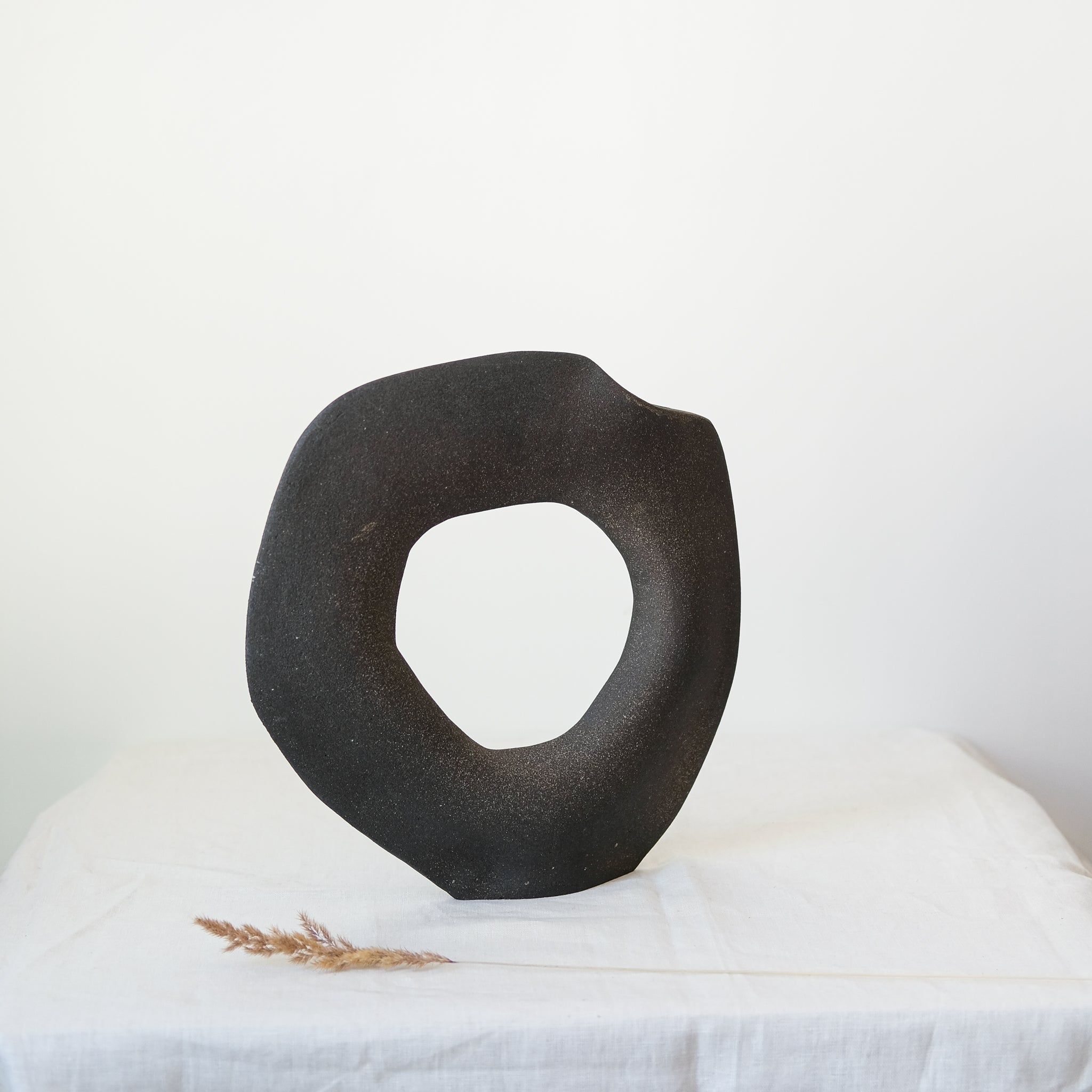 Vase "Tribu Big Libra" en grès noir de Léontine Furcy chez Brutal