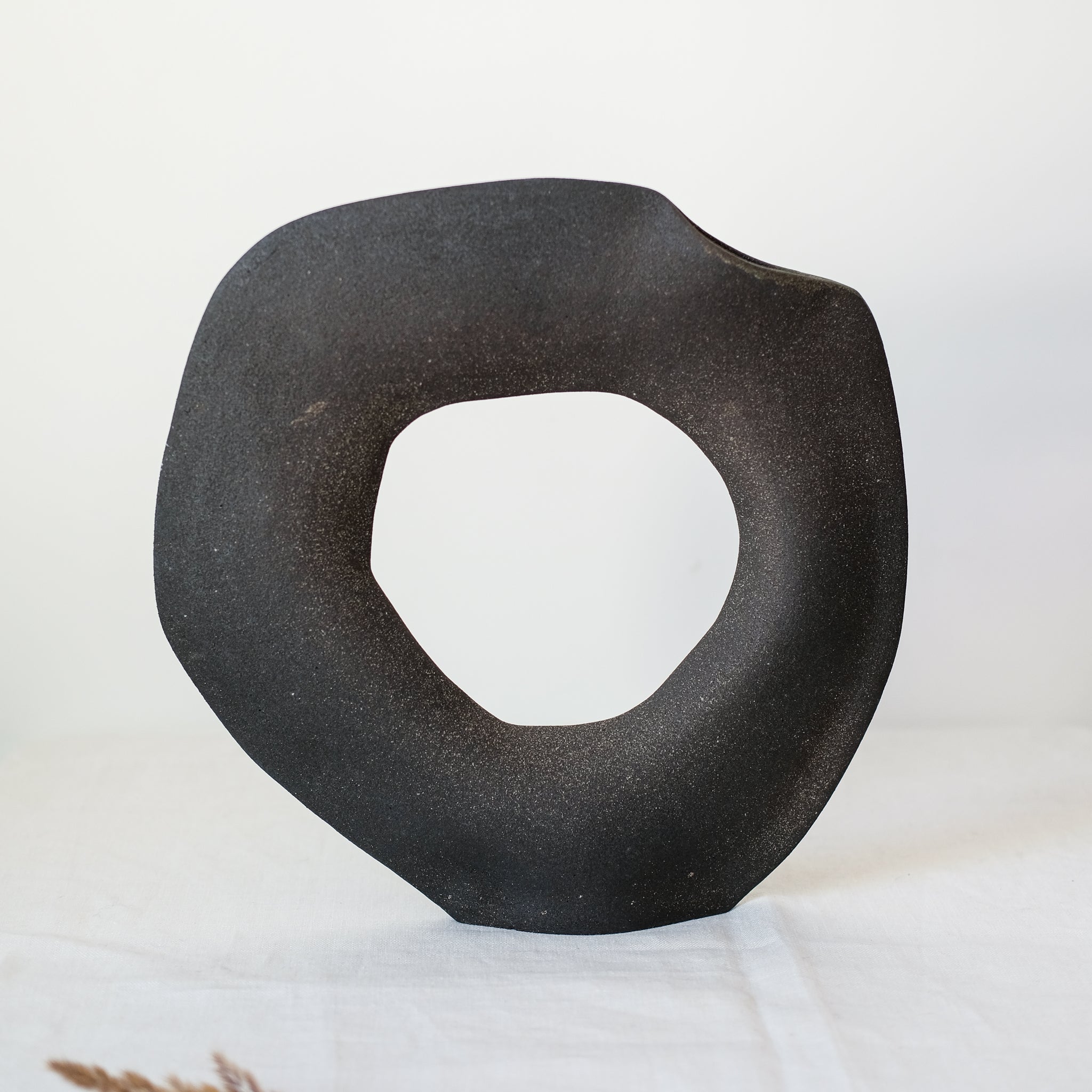 Vase "Tribu Big Libra" en grès noir de Léontine Furcy chez Brutal