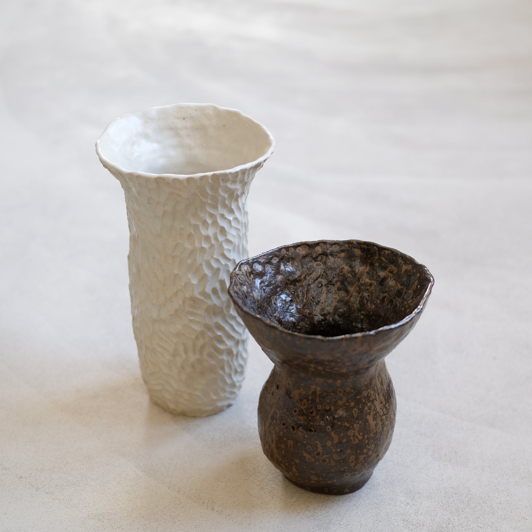 Vase en grès blanc "Dansante" réalisé par Lucile Boudier chez Brutal