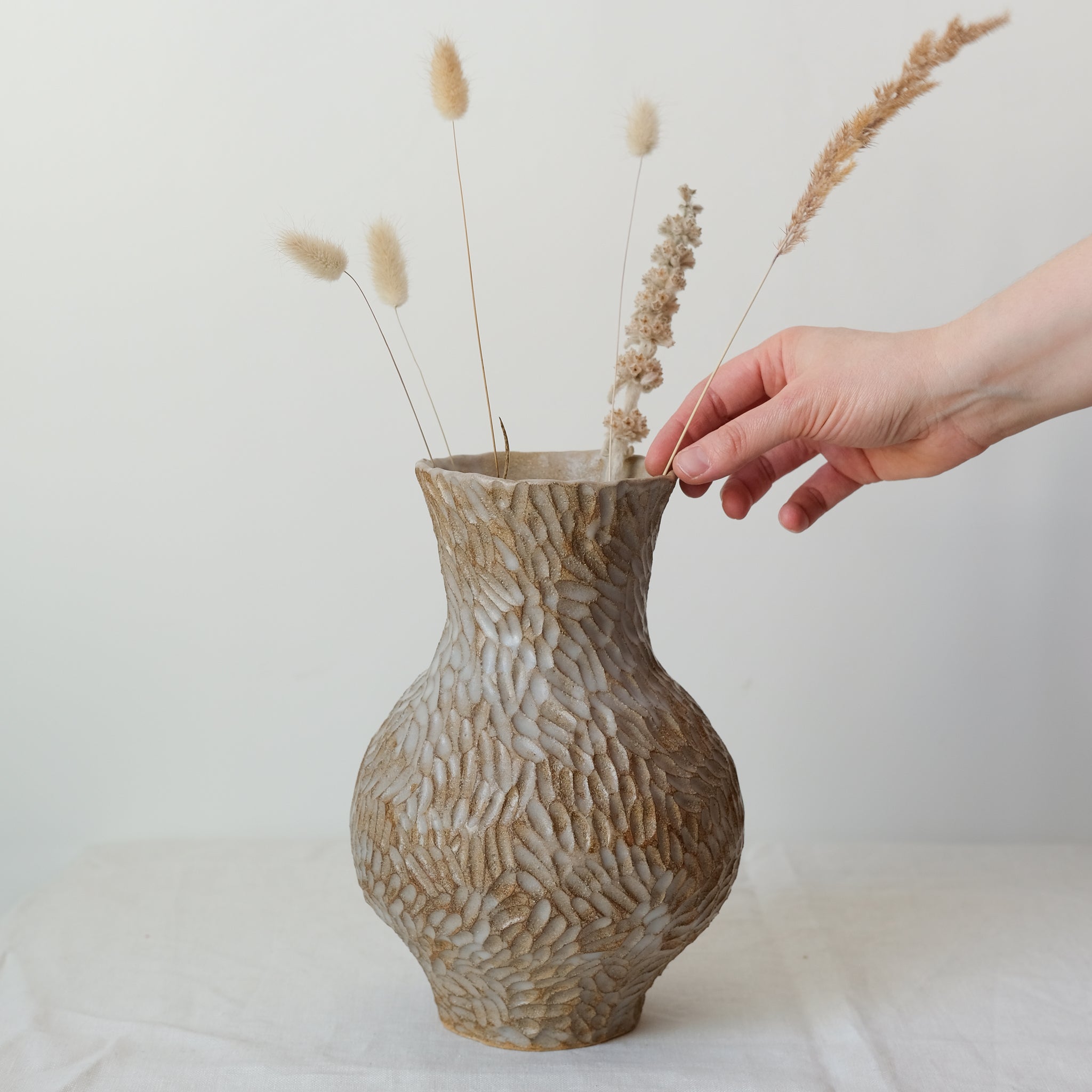 Vase en grès roux "l'attente' réalisé par Lucile Boudier chez Brutal Ceramics