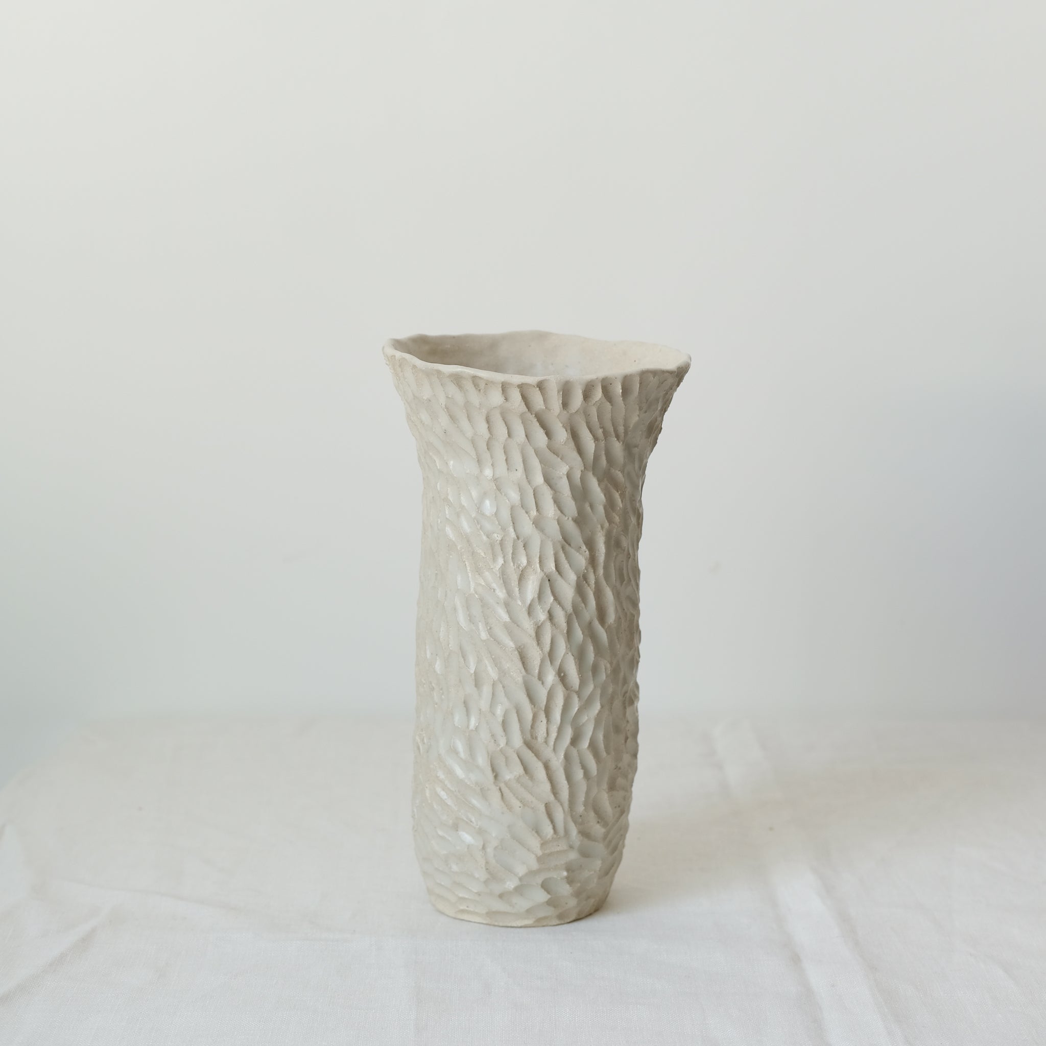 Vase en grès blanc "Dansante" réalisé par Lucile Boudier chez Brutal