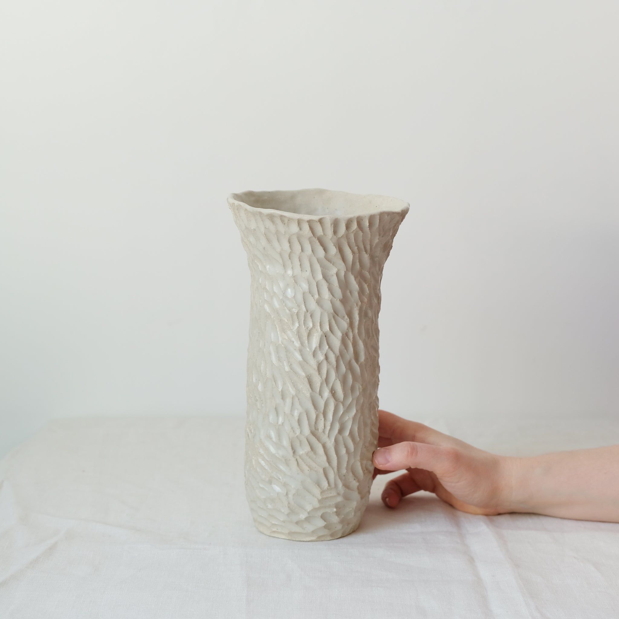 Vase en grès blanc "Dansante" réalisé par Lucile Boudier chez Brutal