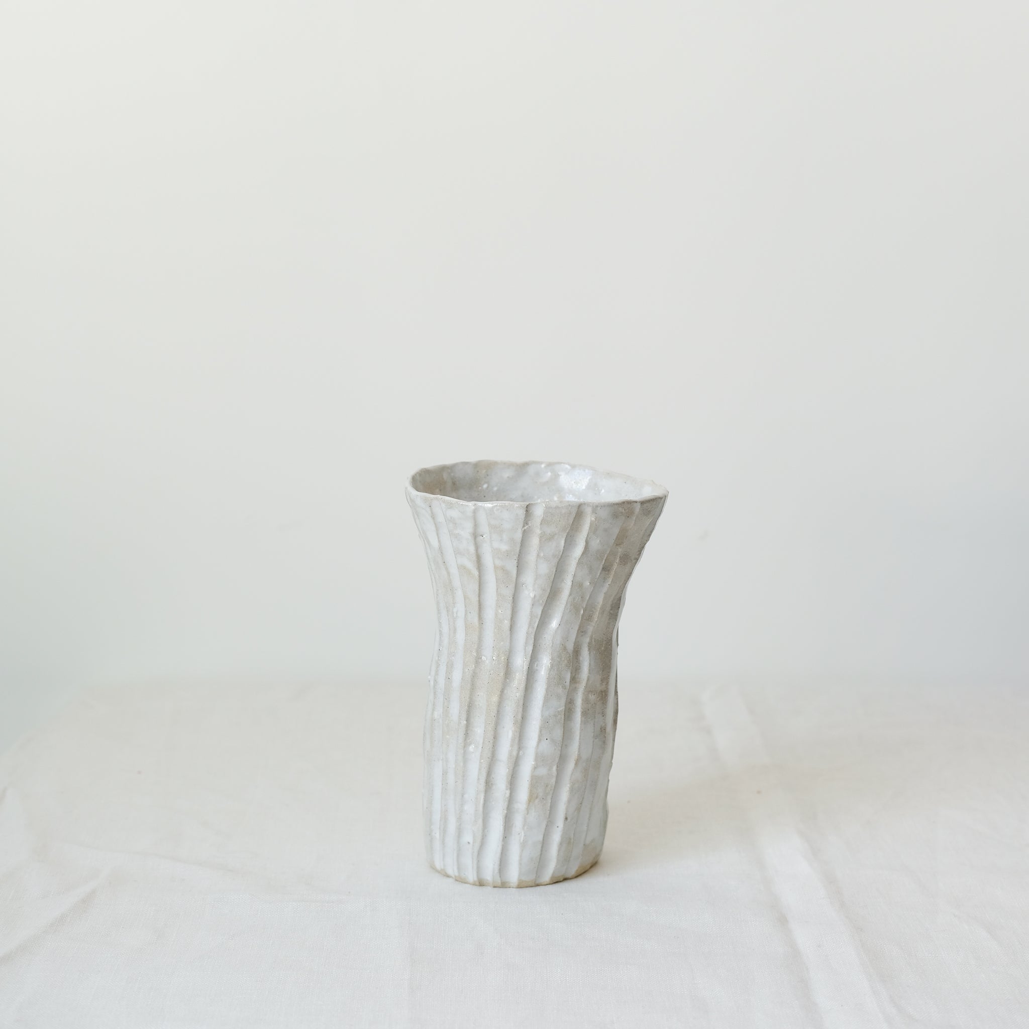 Vase en grès blanc "Ivoire" réalisé par Lucile Boudier chez Brutal