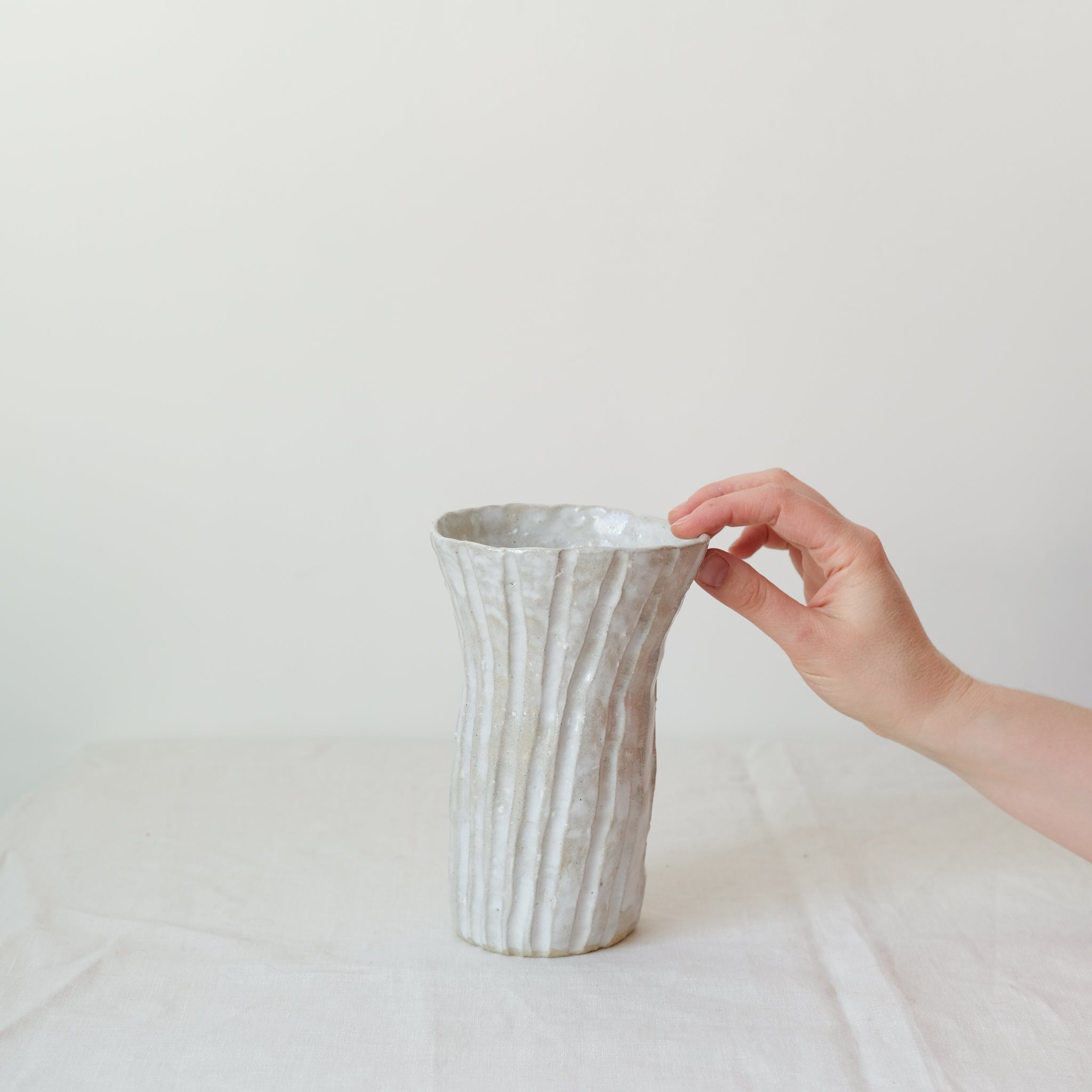 Vase en grès blanc "Ivoire" réalisé par Lucile Boudier chez Brutal
