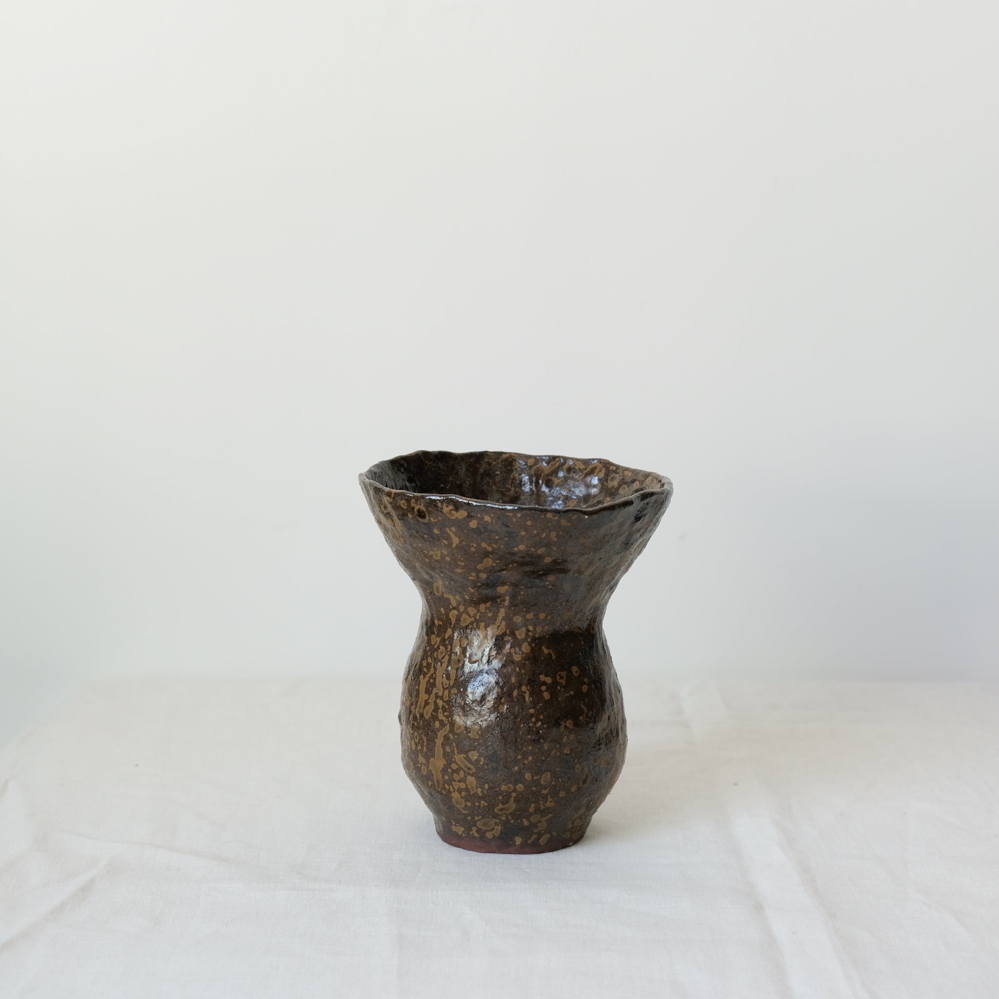 Vase en grès rouge "Volcanique" réalisé par Lucile Boudier chez Brutal