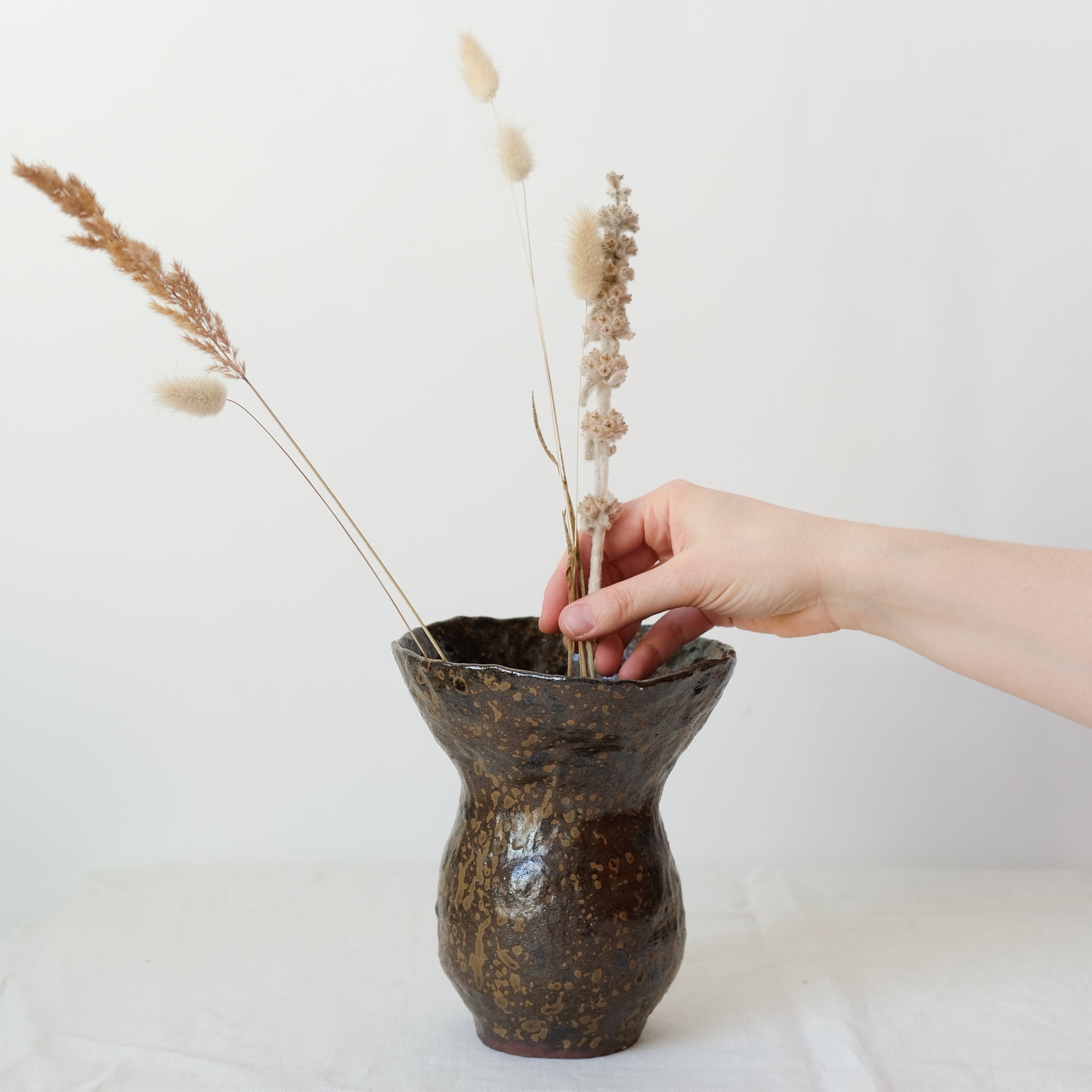 Vase en grès rouge "Volcanique" réalisé par Lucile Boudier chez Brutal