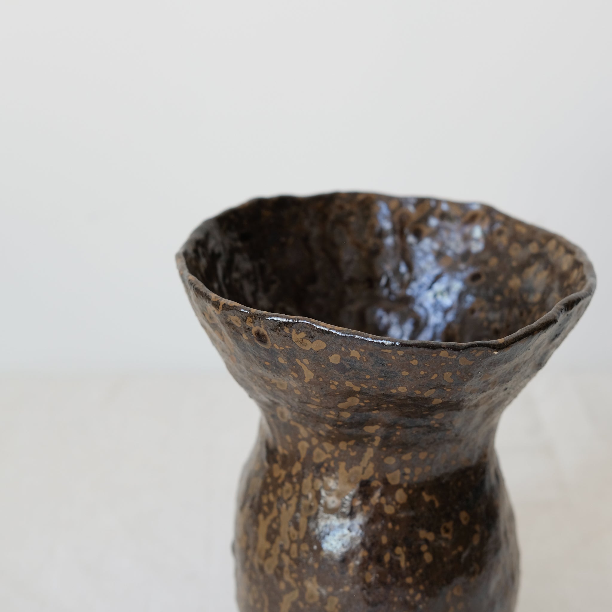 Vase en grès rouge "Volcanique" réalisé par Lucile Boudier chez Brutal